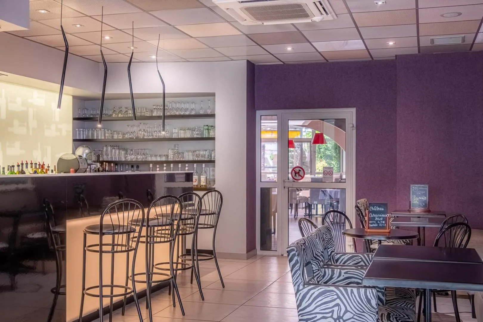 Lounge or bar in The Originals City, Hôtel Les Thermes de l'Avenue, Dax