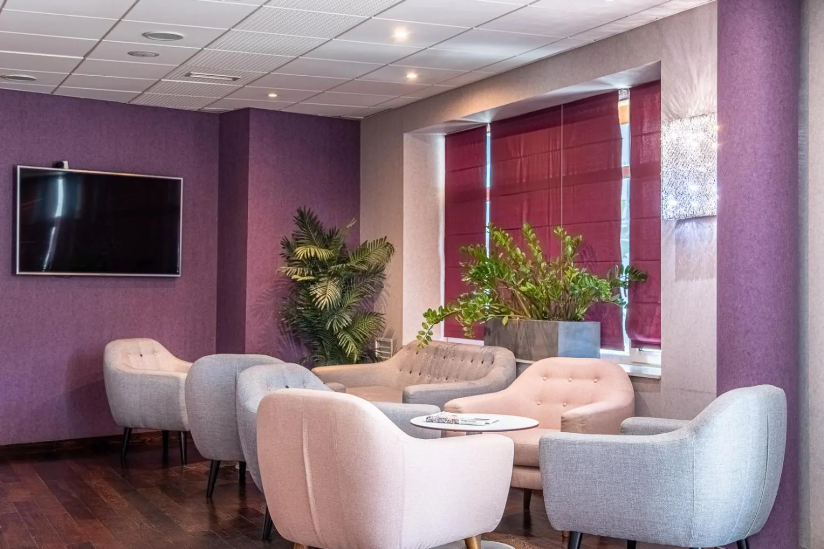 Lobby or reception in The Originals City, Hôtel Les Thermes de l'Avenue, Dax