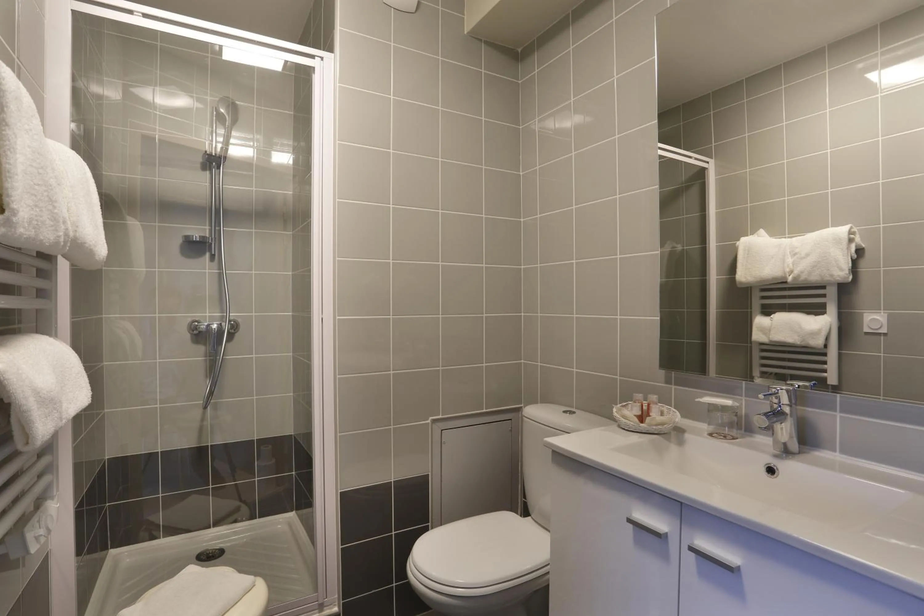 Shower in The Originals City, Hôtel Les Thermes de l'Avenue, Dax