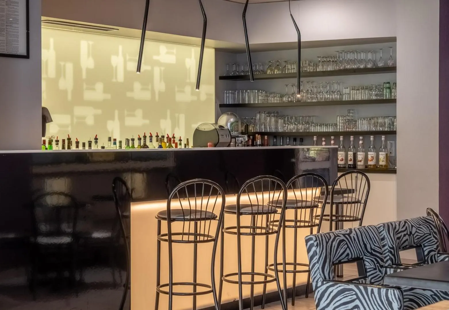 Lounge or bar in The Originals City, Hôtel Les Thermes de l'Avenue, Dax