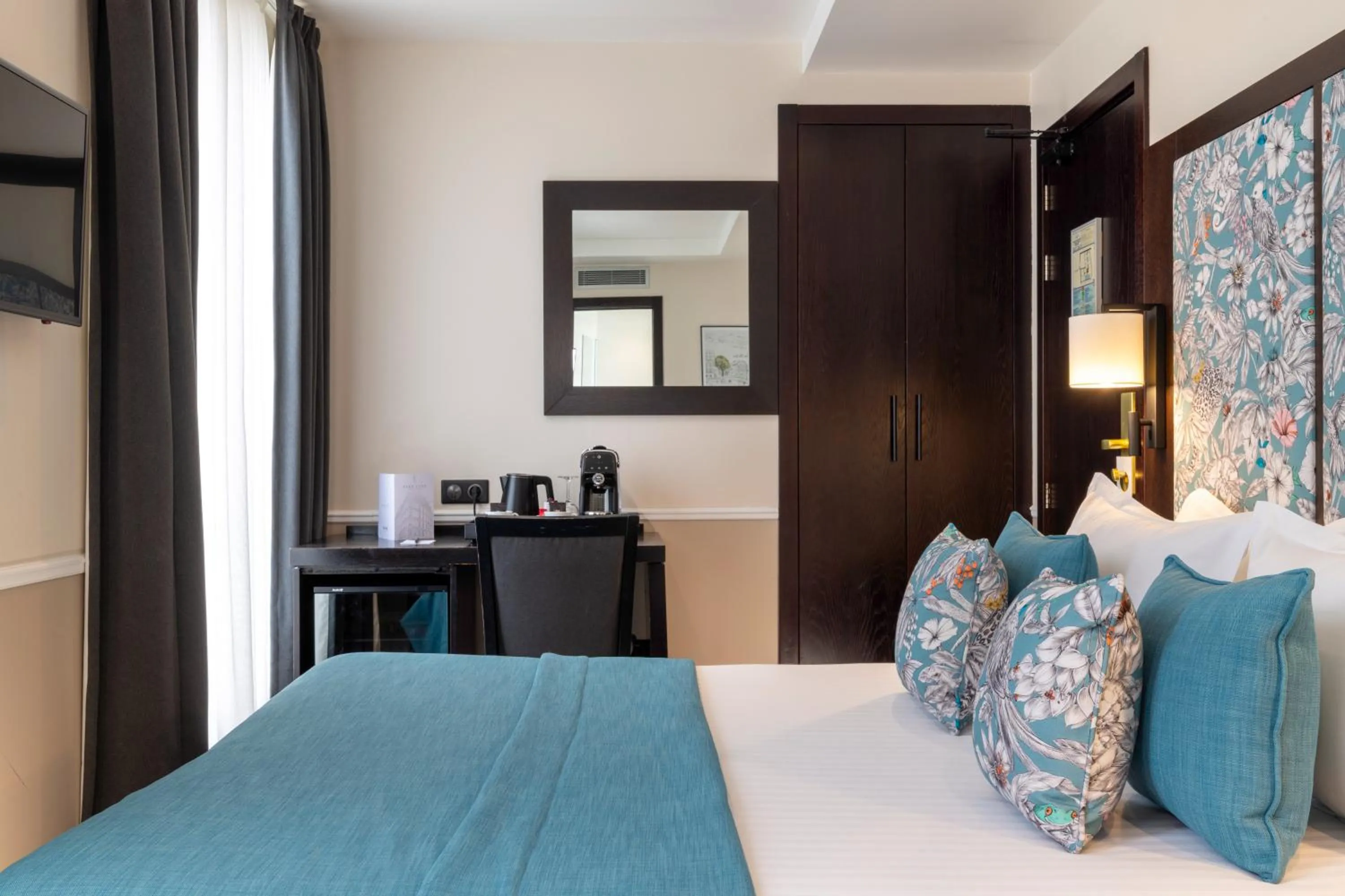 Bed in Hotel Park Lane Paris