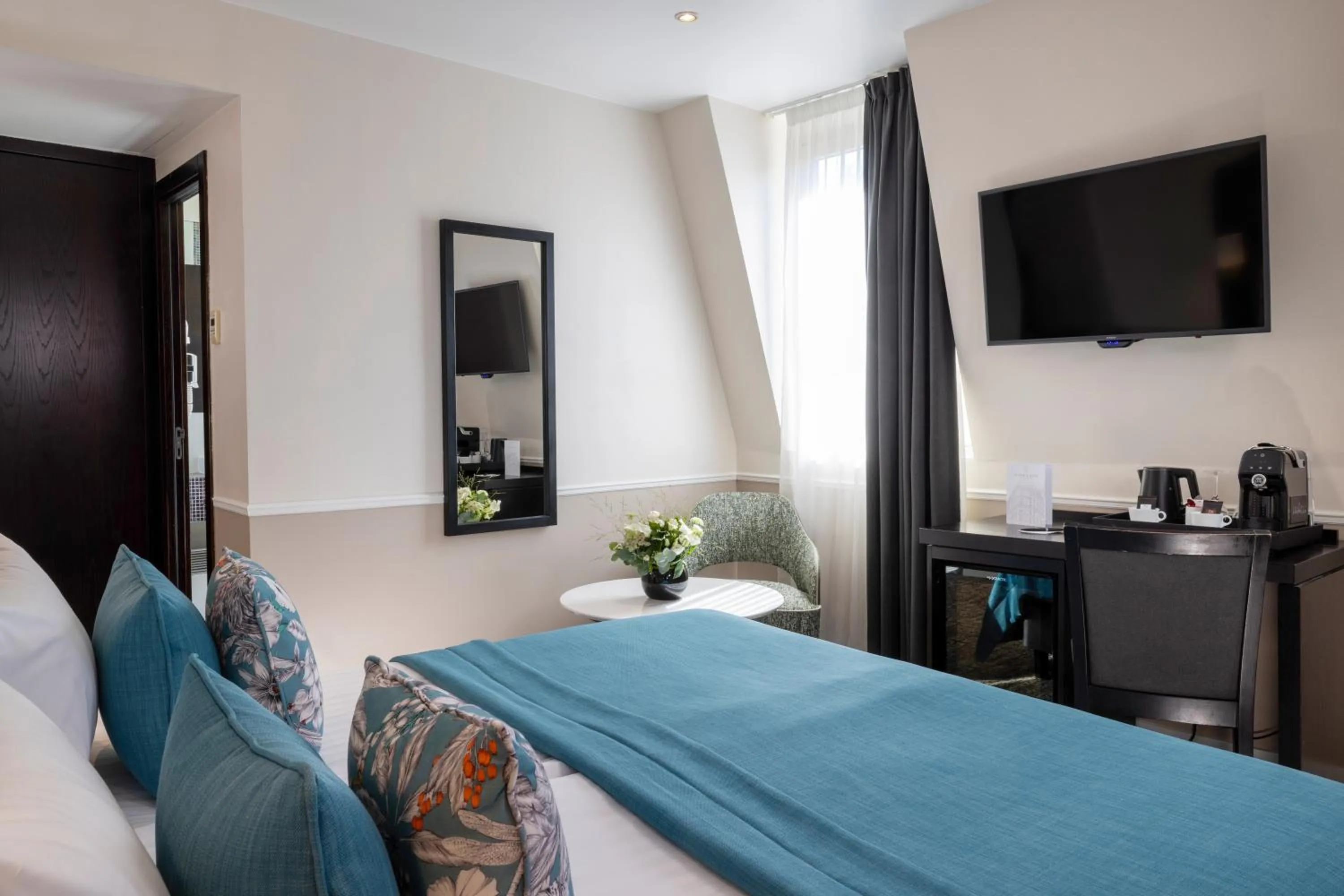 Bed in Hotel Park Lane Paris