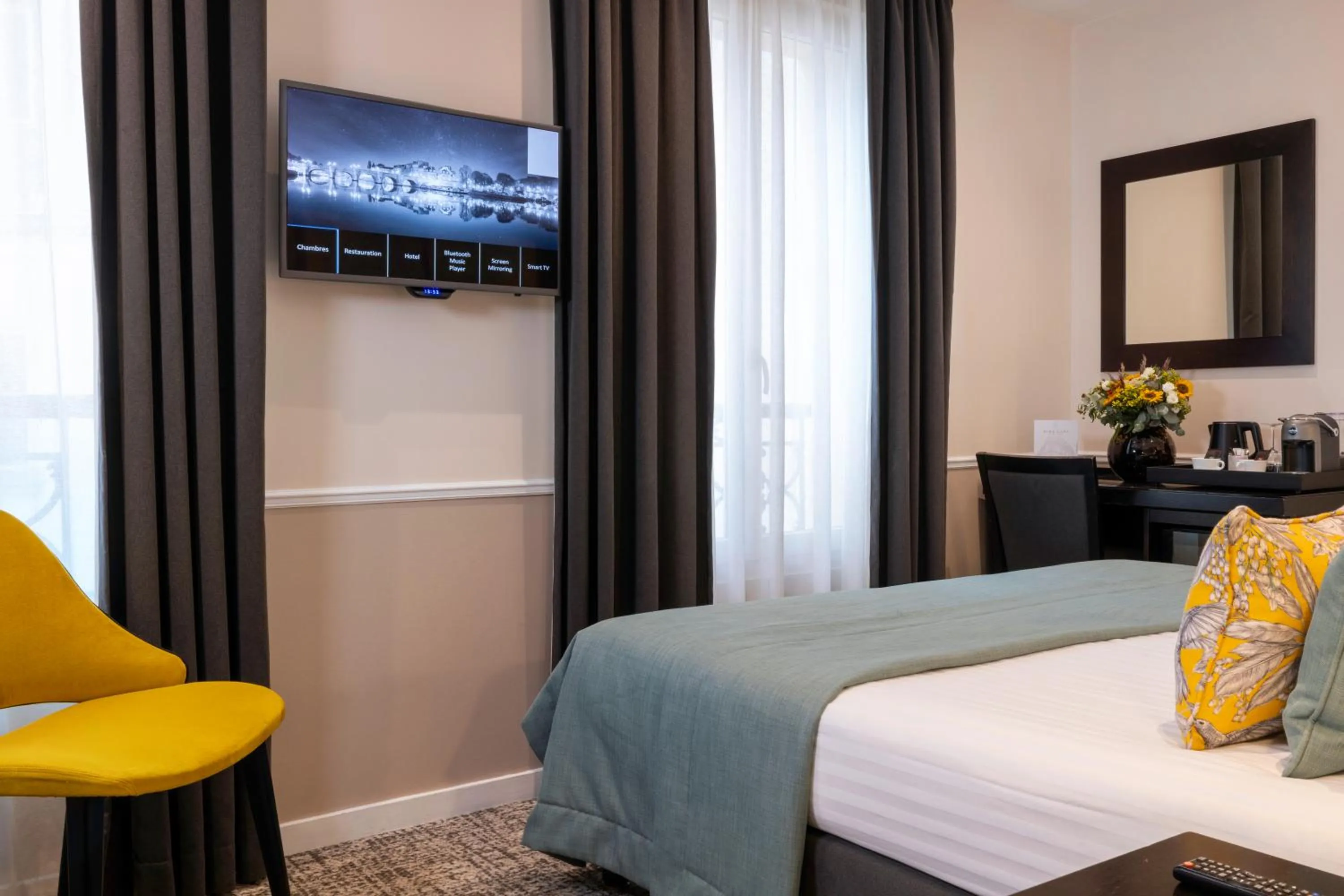 Bed in Hotel Park Lane Paris