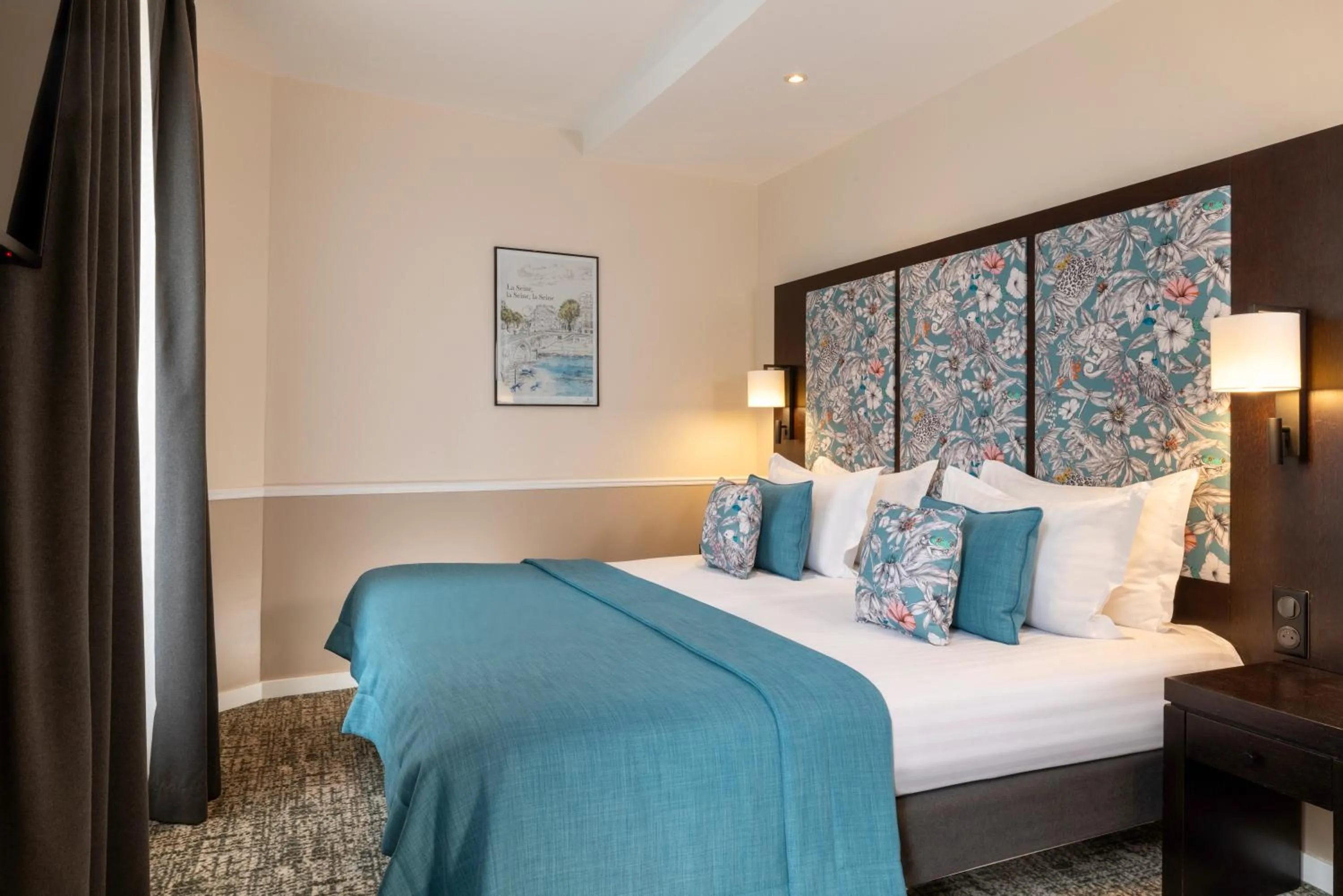 Bed in Hotel Park Lane Paris