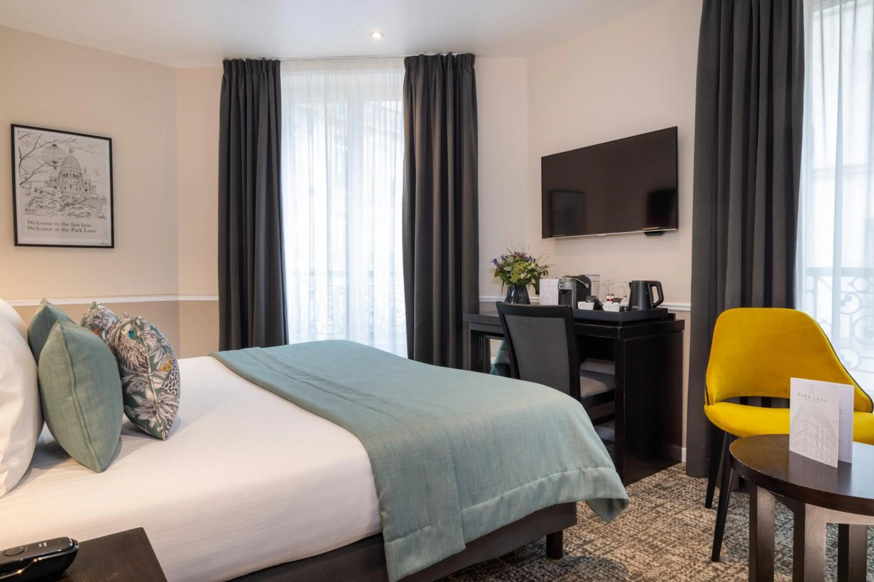 Bed in Hotel Park Lane Paris