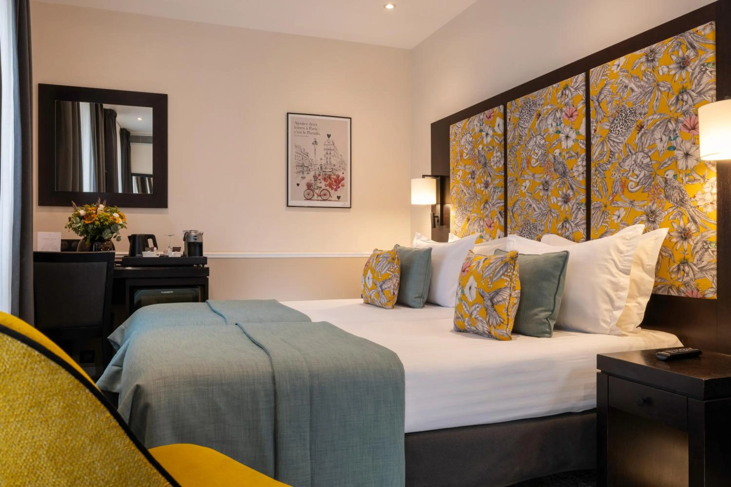 Bed in Hotel Park Lane Paris