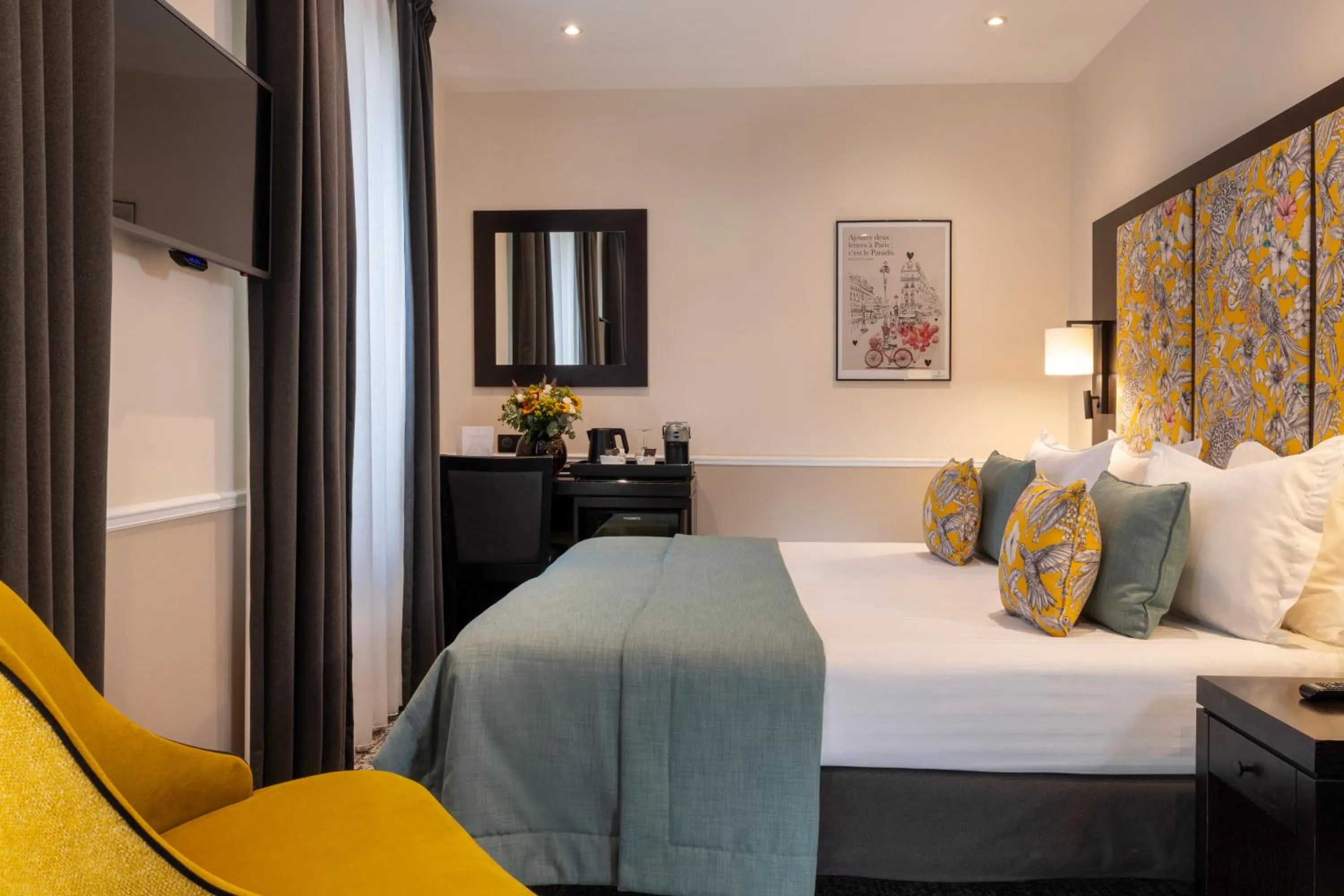 Bed in Hotel Park Lane Paris