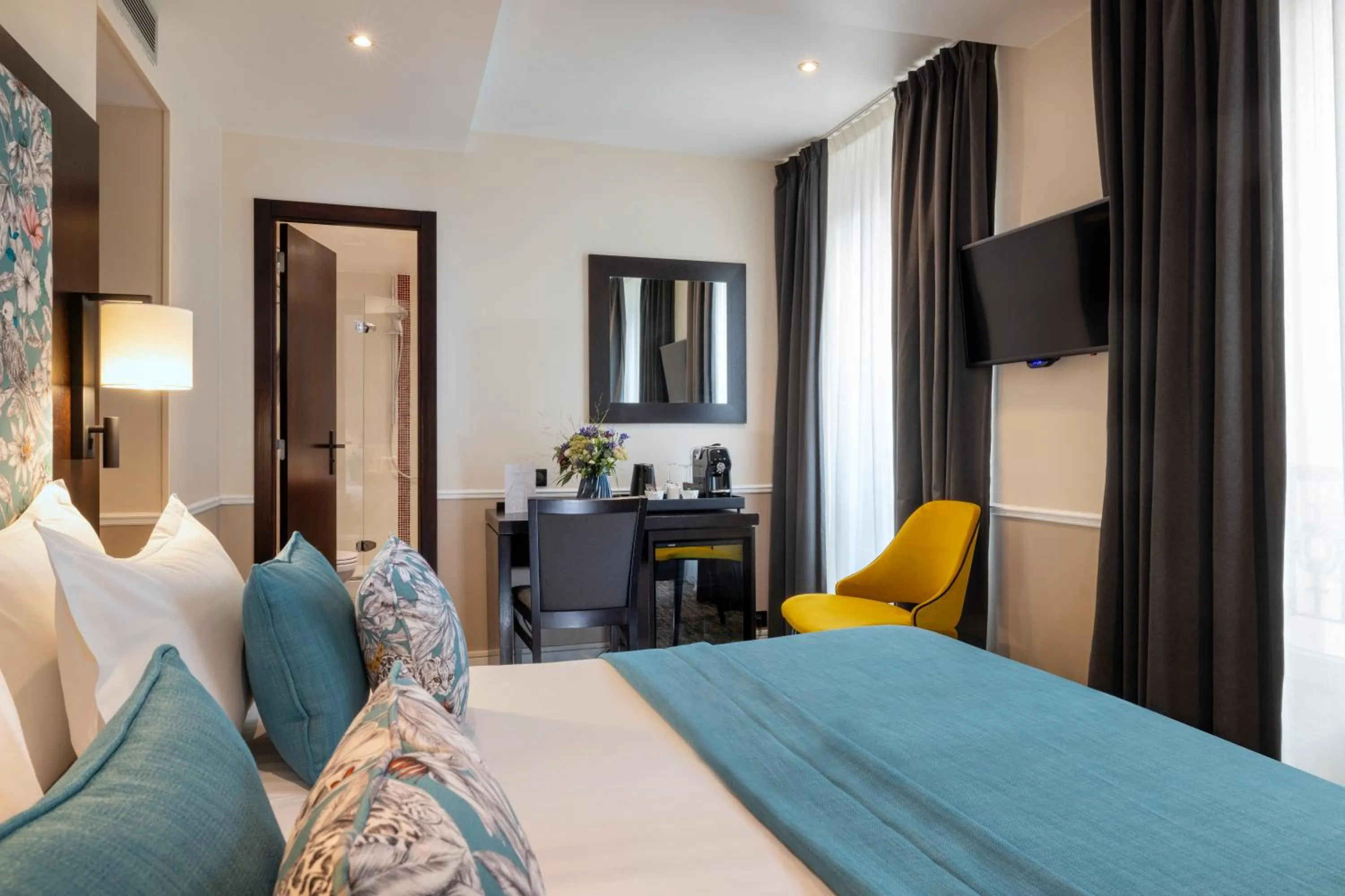 Bed in Hotel Park Lane Paris