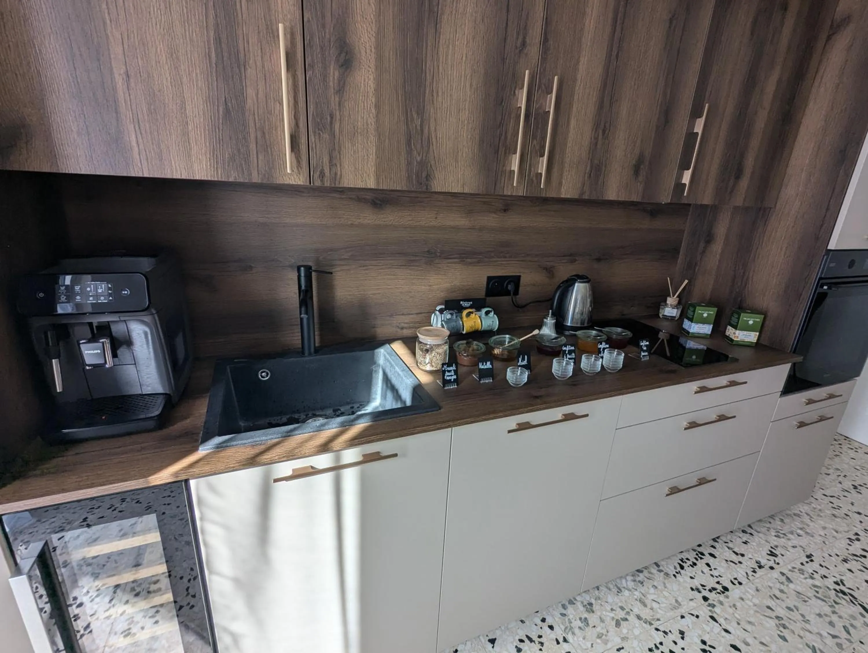 Communal kitchen in La Suite Gignac