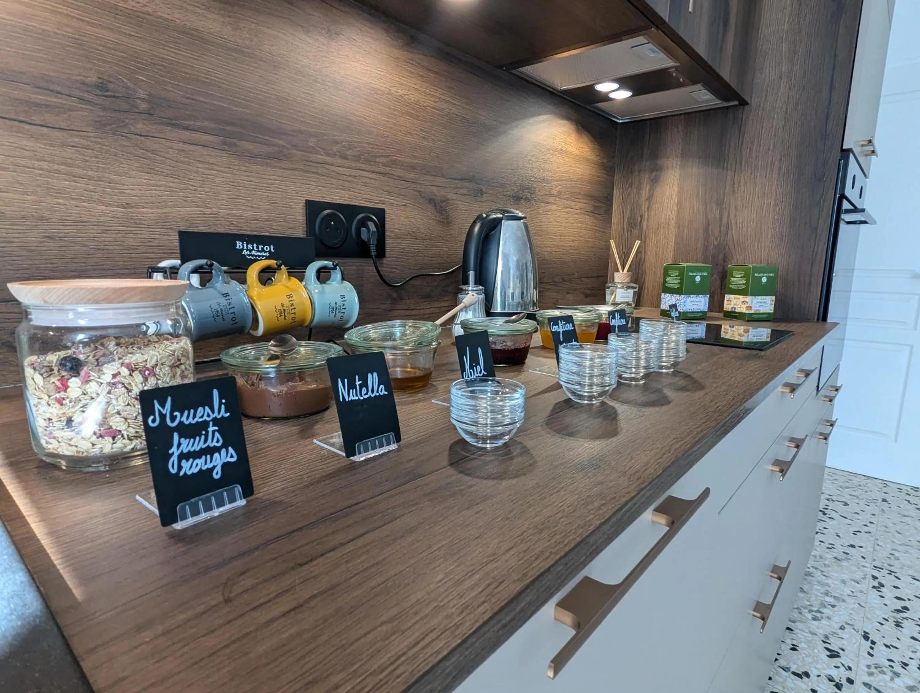 Buffet breakfast in La Suite Gignac