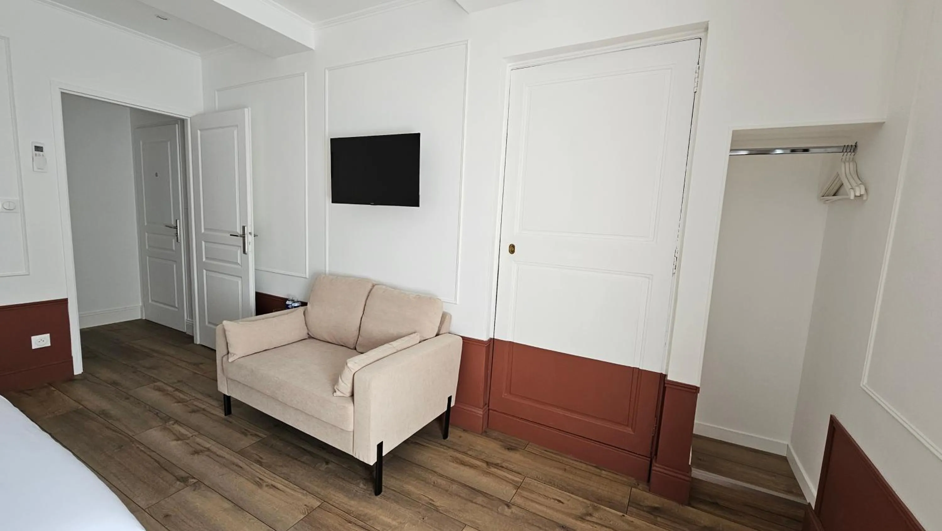 Photo of the whole room in La Suite Gignac