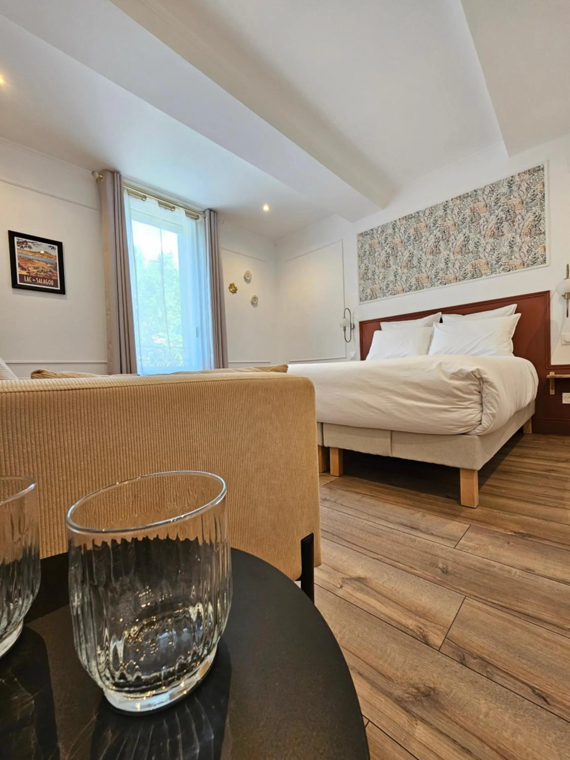 Photo of the whole room, Bed in La Suite Gignac