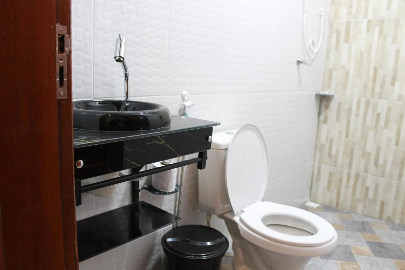 Toilet in Hotel Jardim Tropical