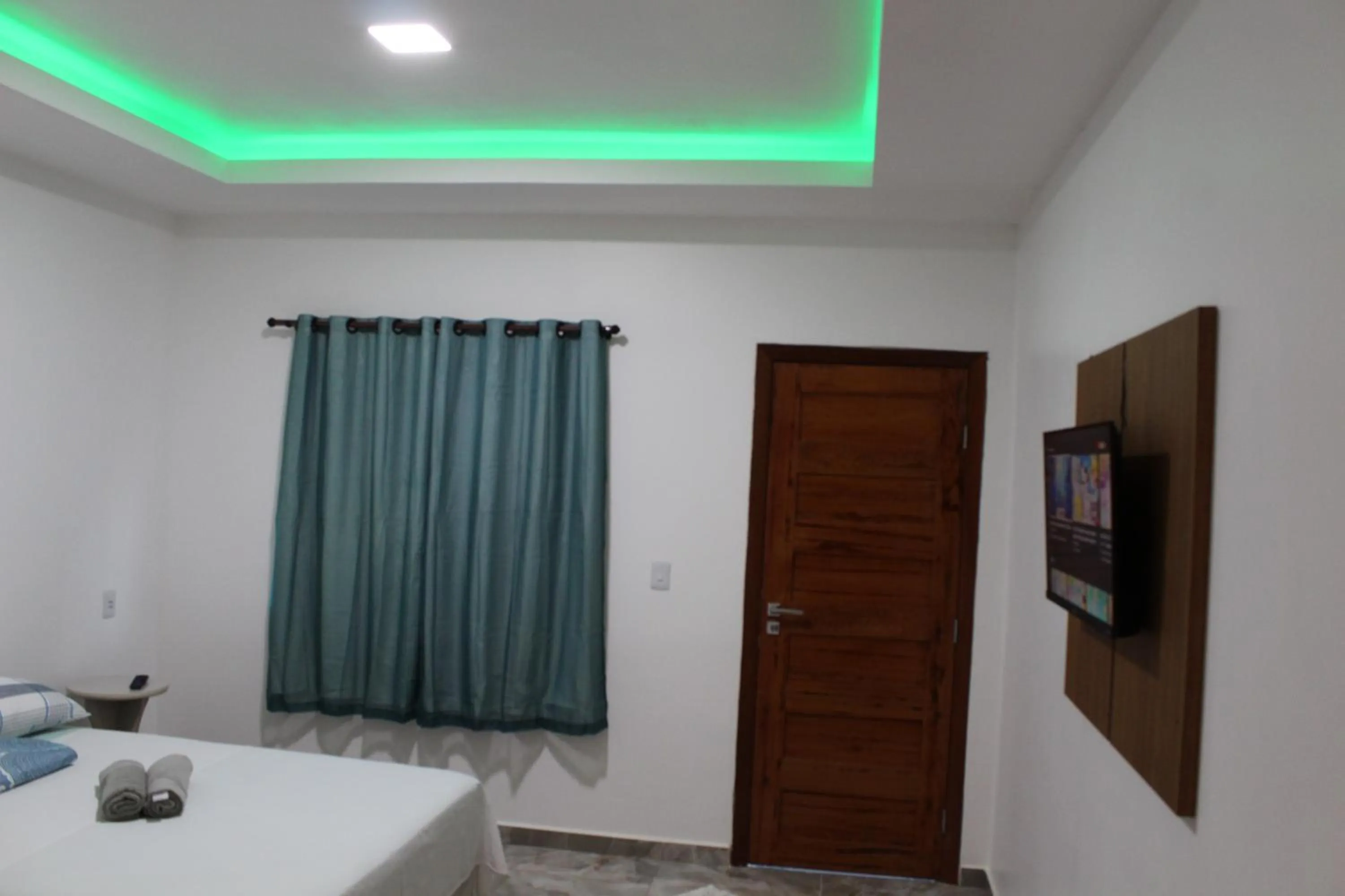 Bed in Hotel Jardim Tropical