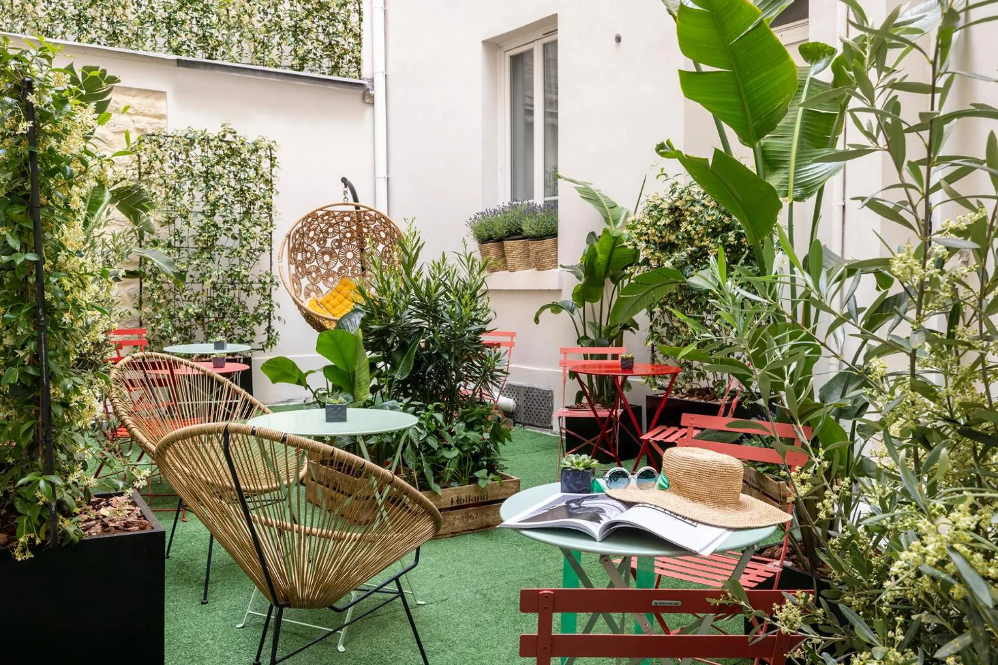 Patio in Avalon Cosy Hotel Paris