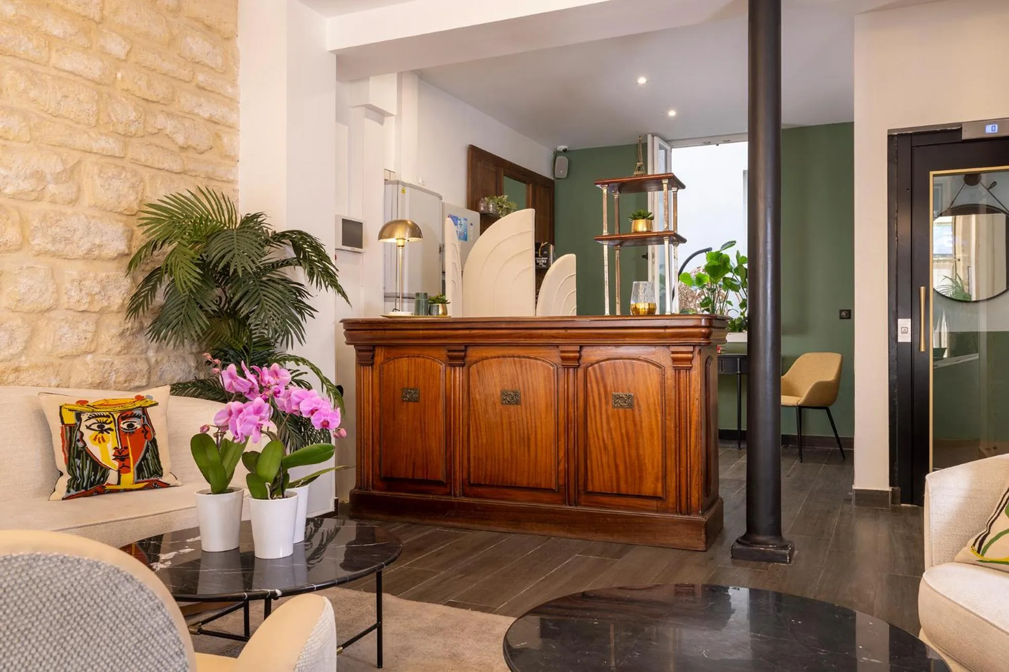 Lobby or reception in Avalon Cosy Hotel Paris