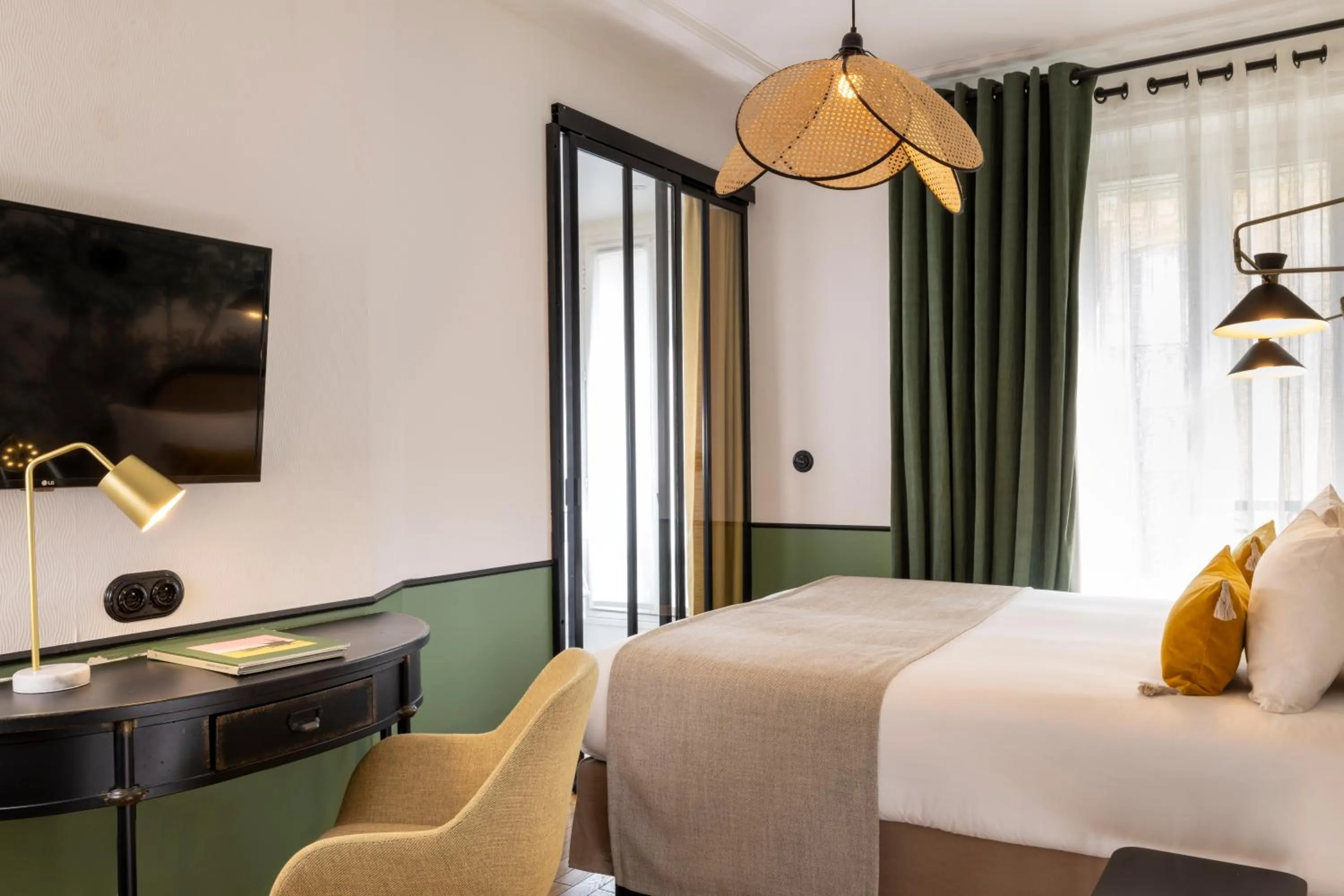 Photo of the whole room, Bed in Avalon Cosy Hotel Paris