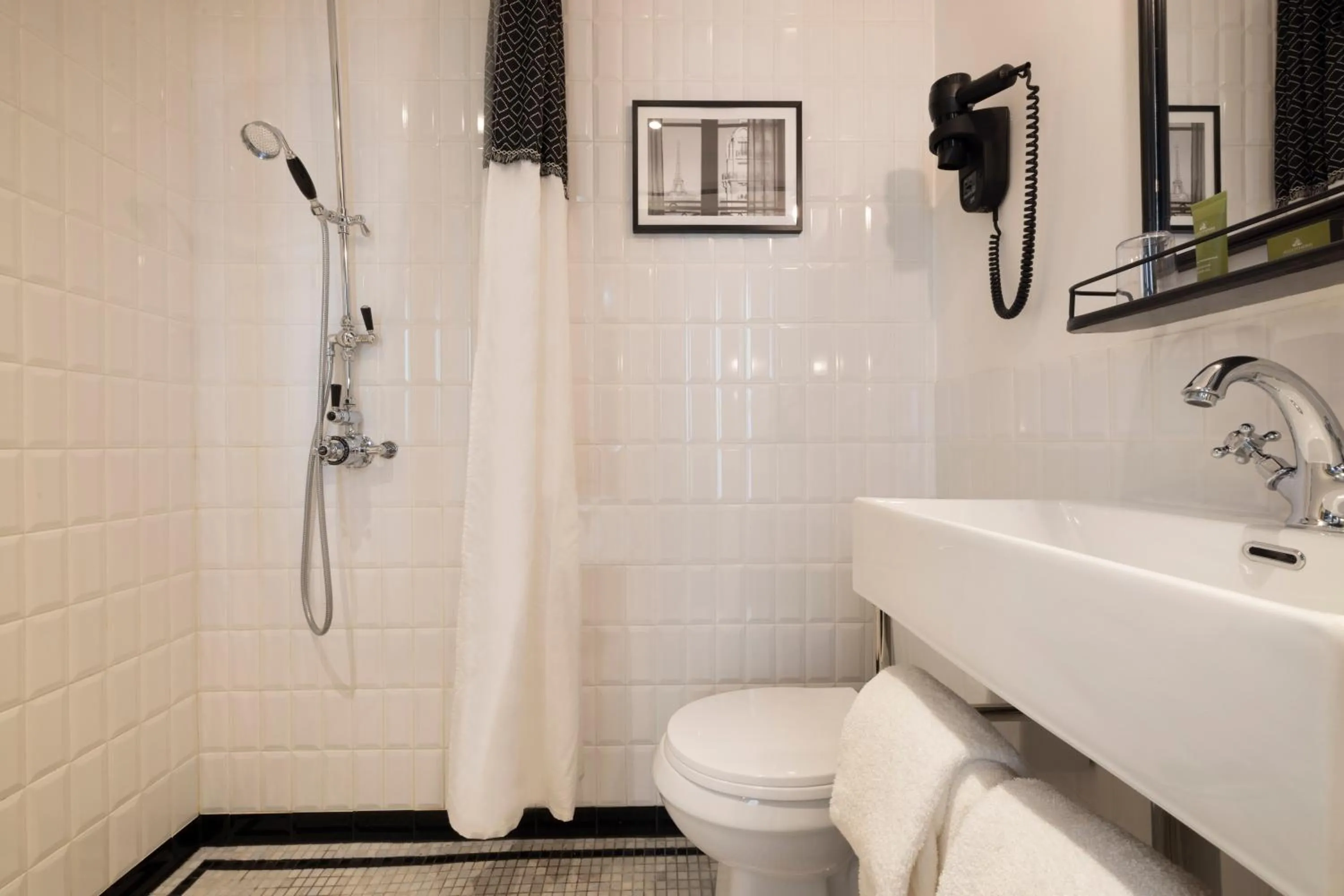 Bathroom in Avalon Cosy Hotel Paris