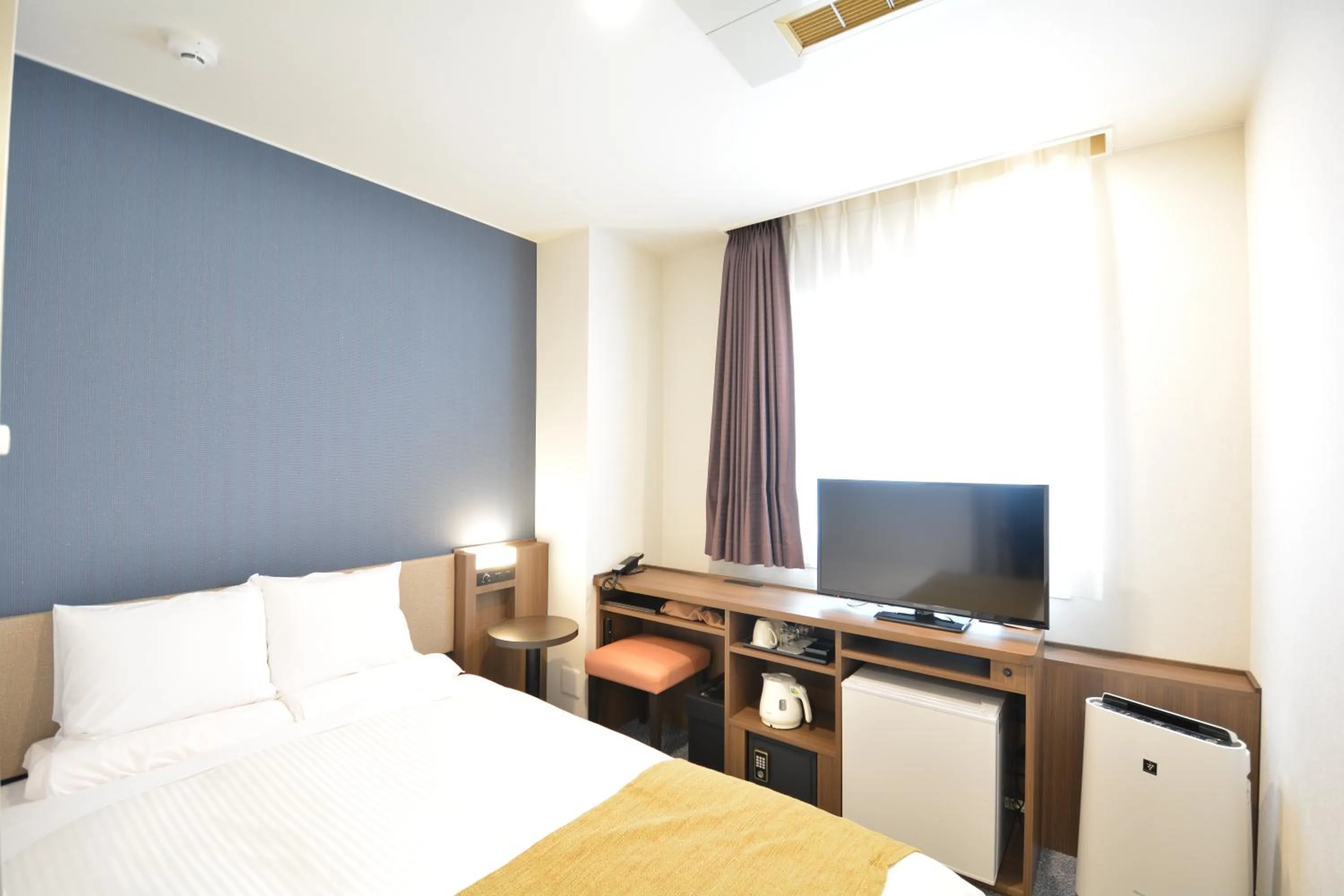 Photo of the whole room, Bed in HOTEL MYSTAYS Hakodate Station