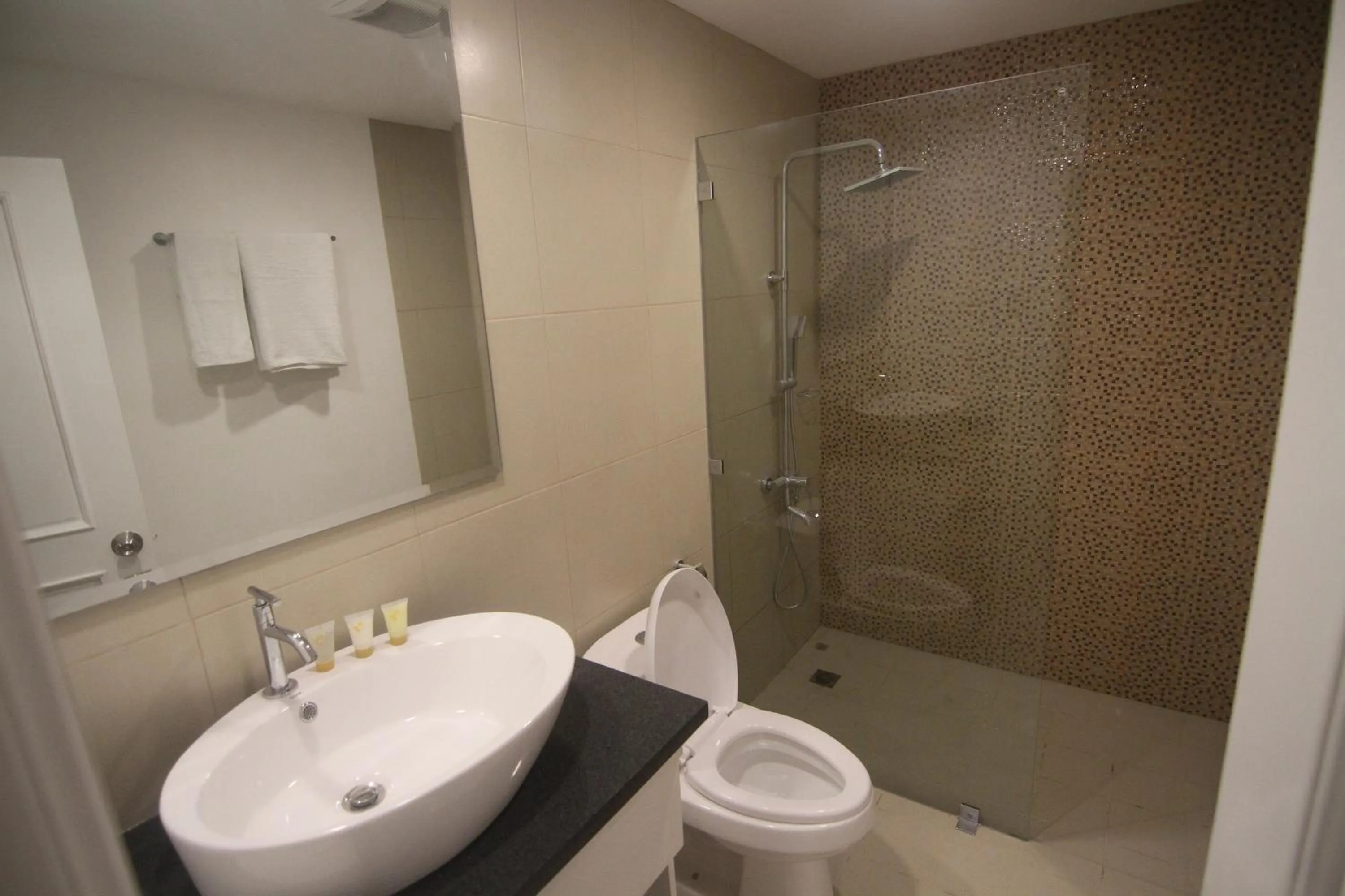 Shower in Bryan Condo Suites Makati near Airport