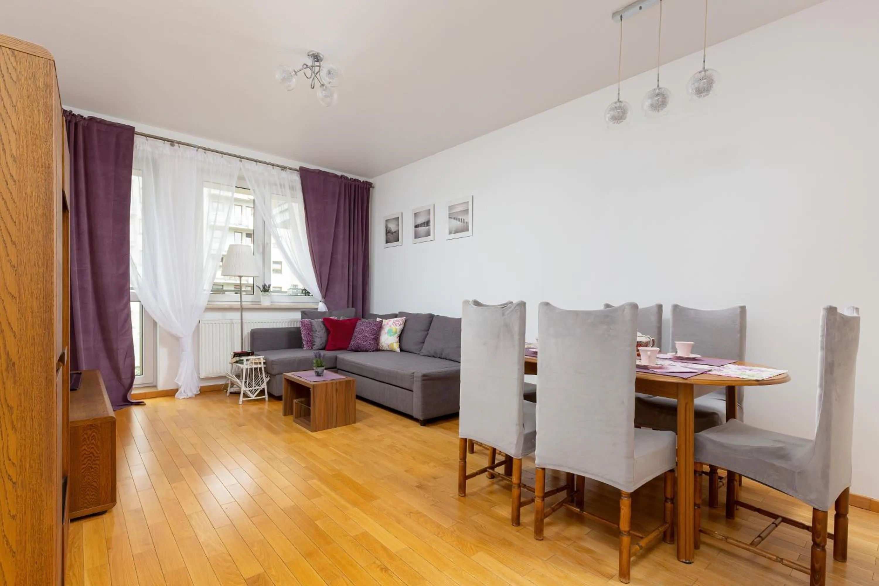 Seating area in Atrium Ursus Warsaw Apartments by Noclegi Renters