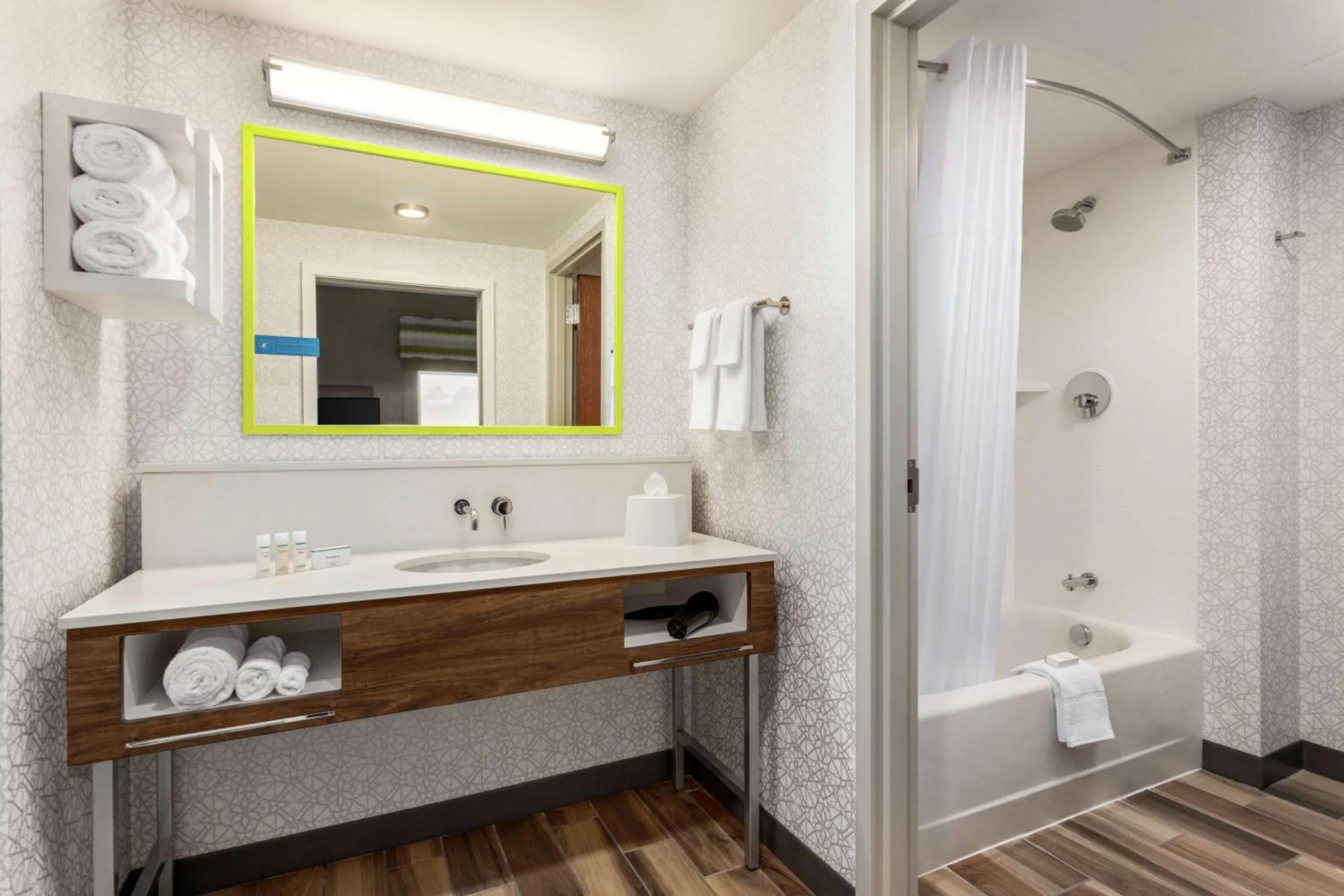 Bathroom in Hampton Inn & Suites Miami, Kendall, Executive Airport