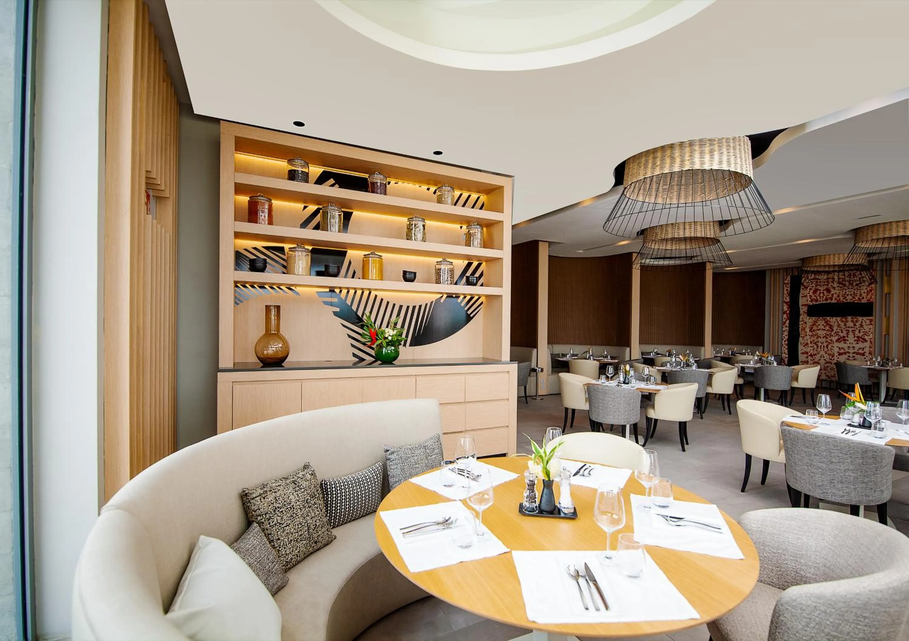 Restaurant/places to eat in Noom Hotel Abidjan Plateau