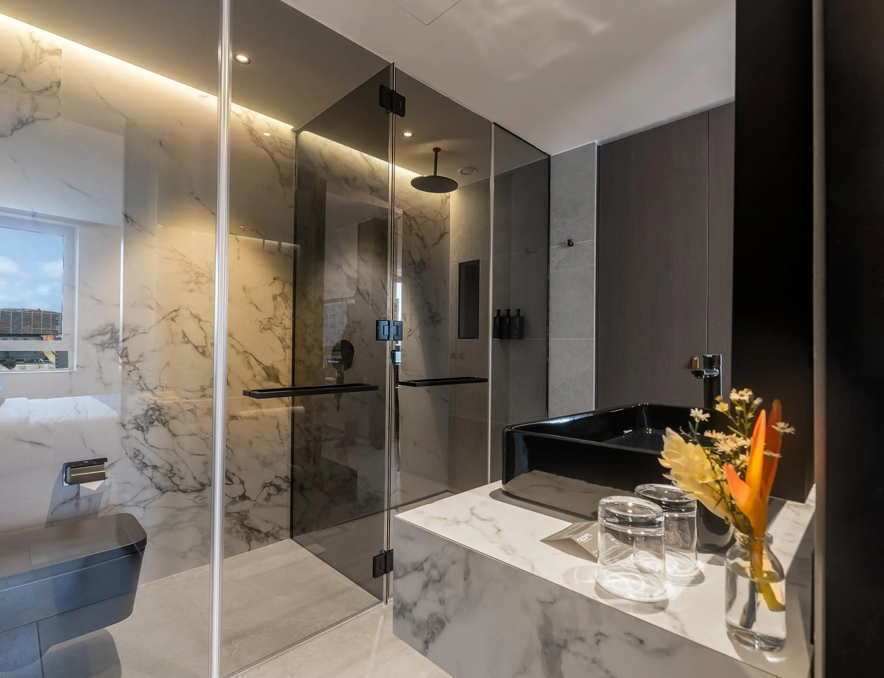 Shower in Noom Hotel Abidjan Plateau