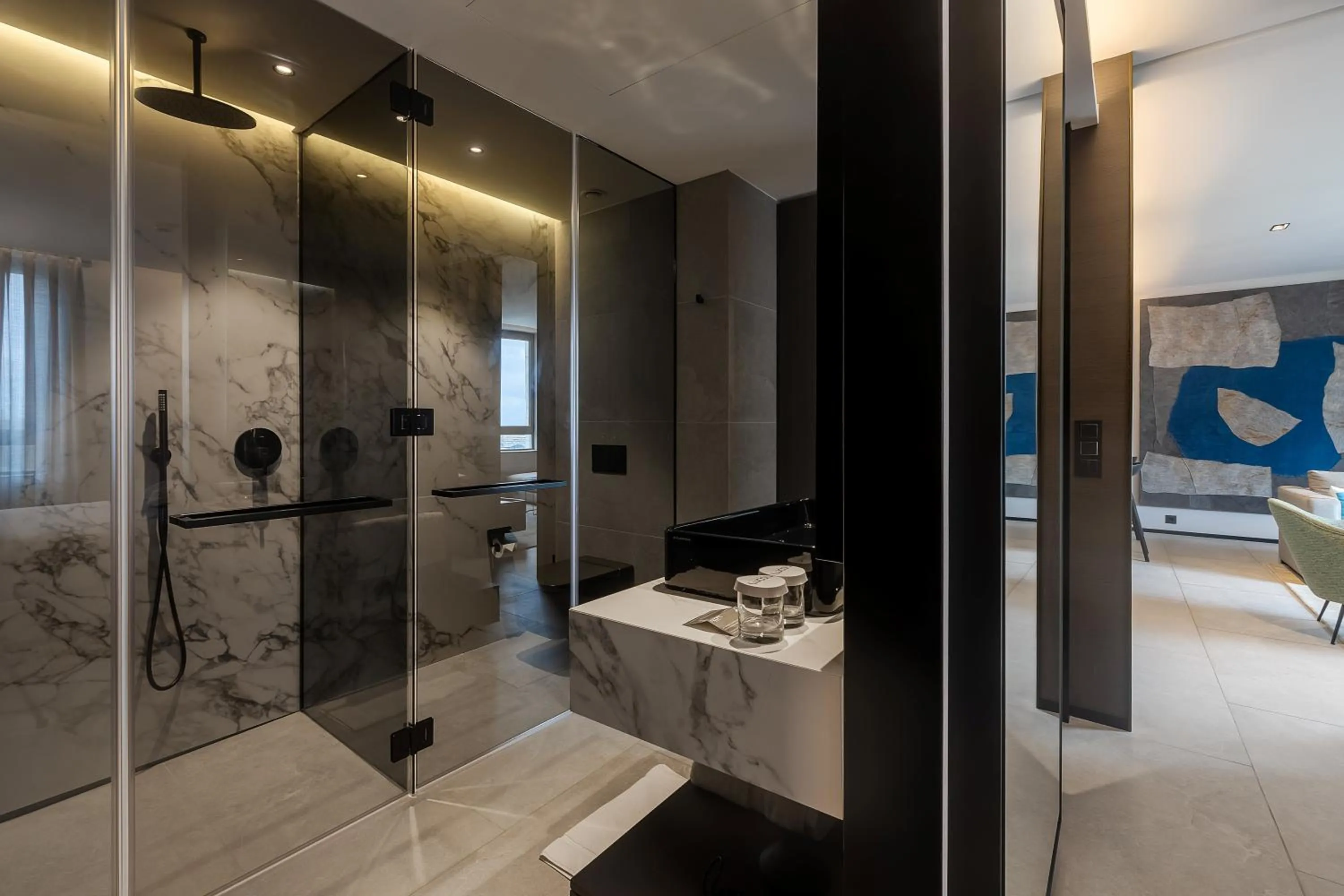 Shower in Noom Hotel Abidjan Plateau