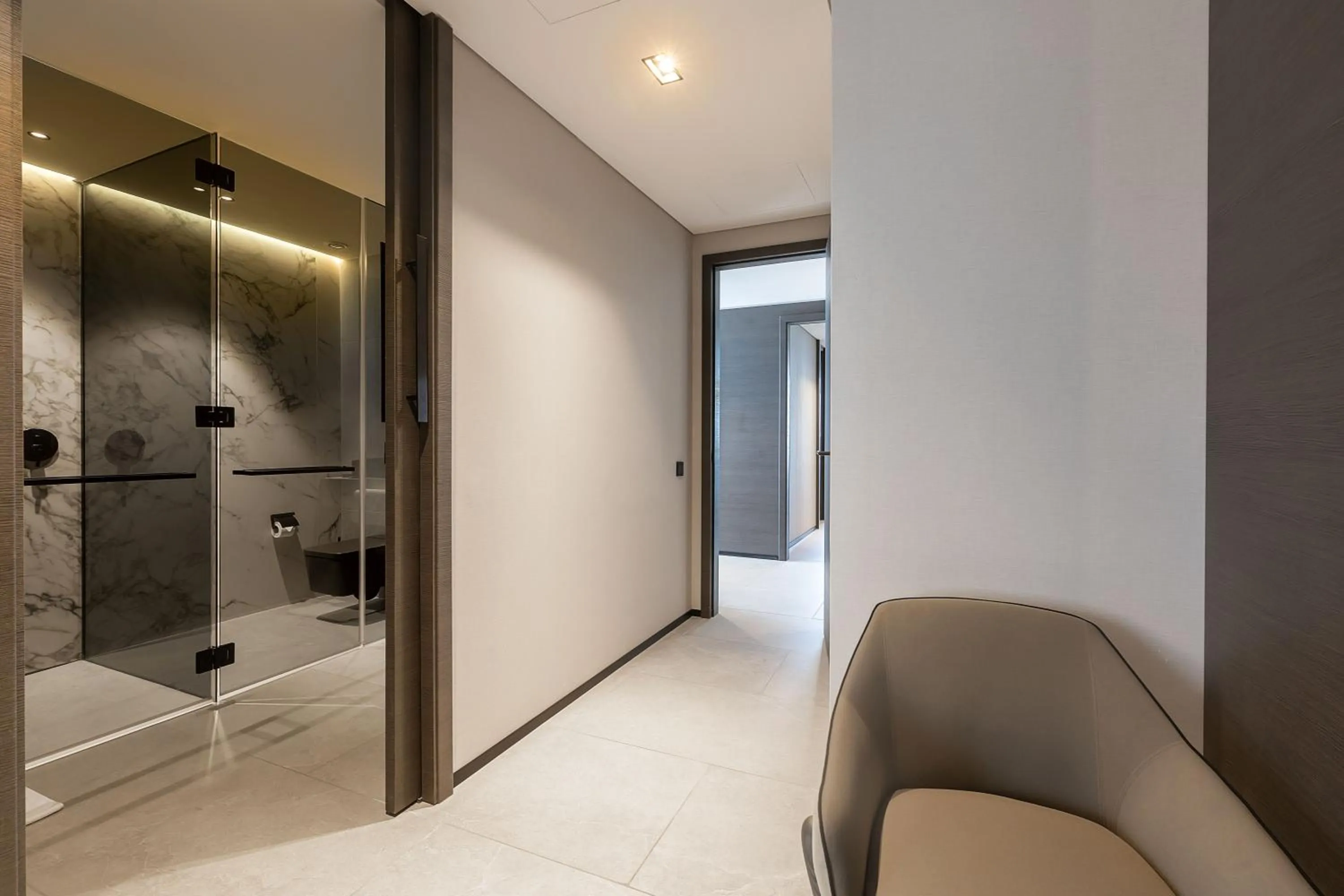 Shower in Noom Hotel Abidjan Plateau