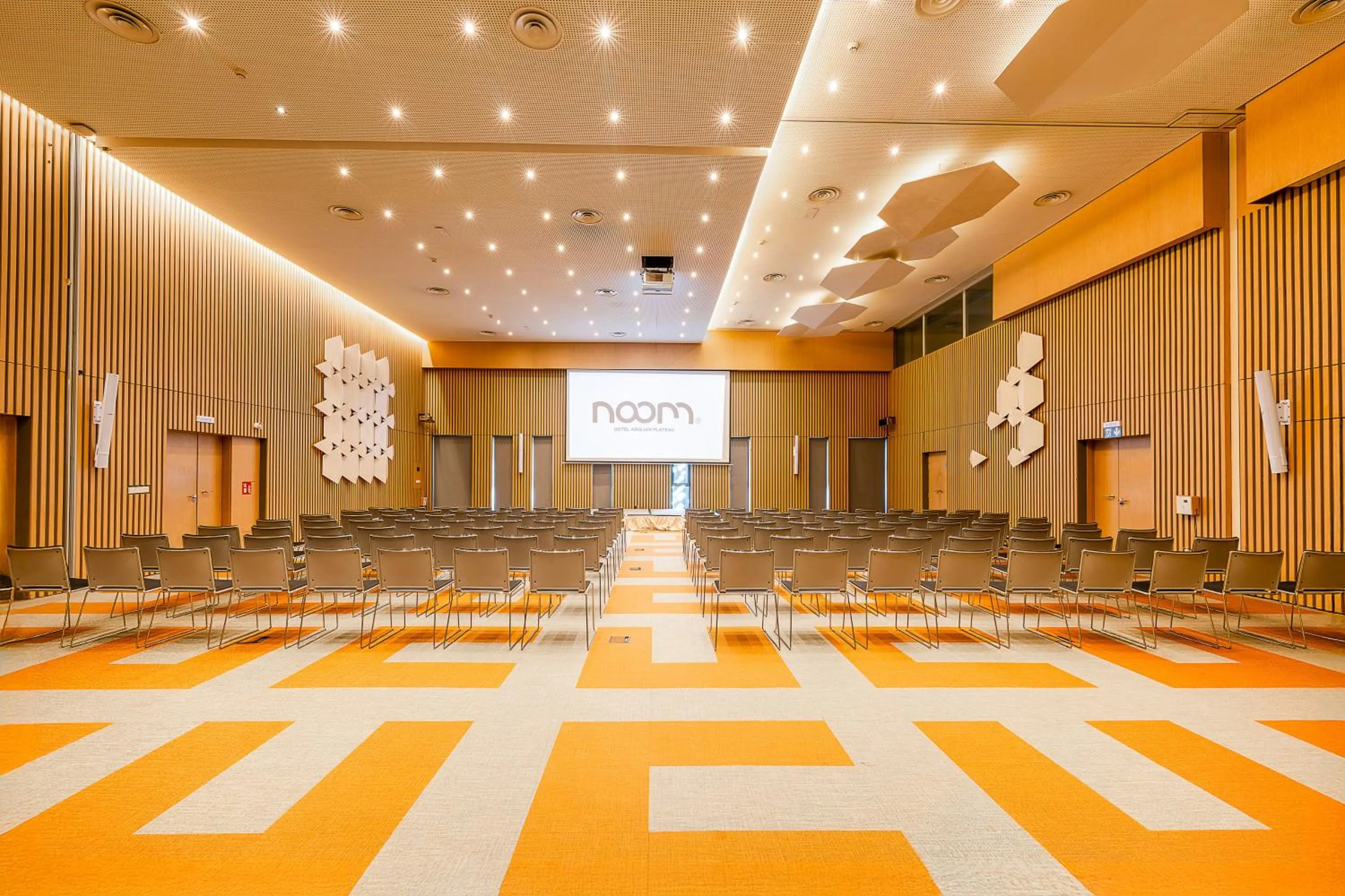 Meeting/conference room in Noom Hotel Abidjan Plateau