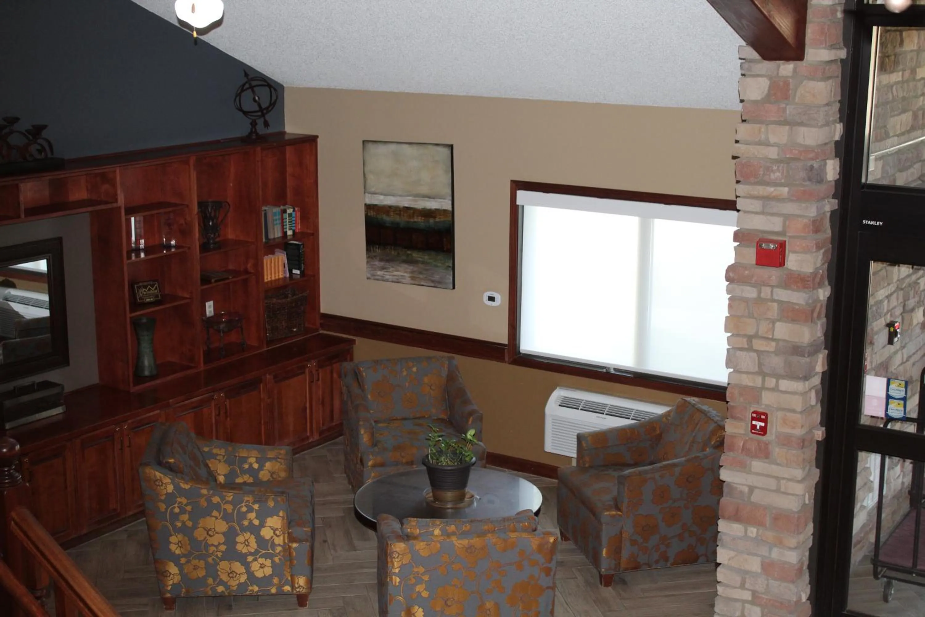 Lounge or bar in AmericInn by Wyndham Windsor Ft. Collins