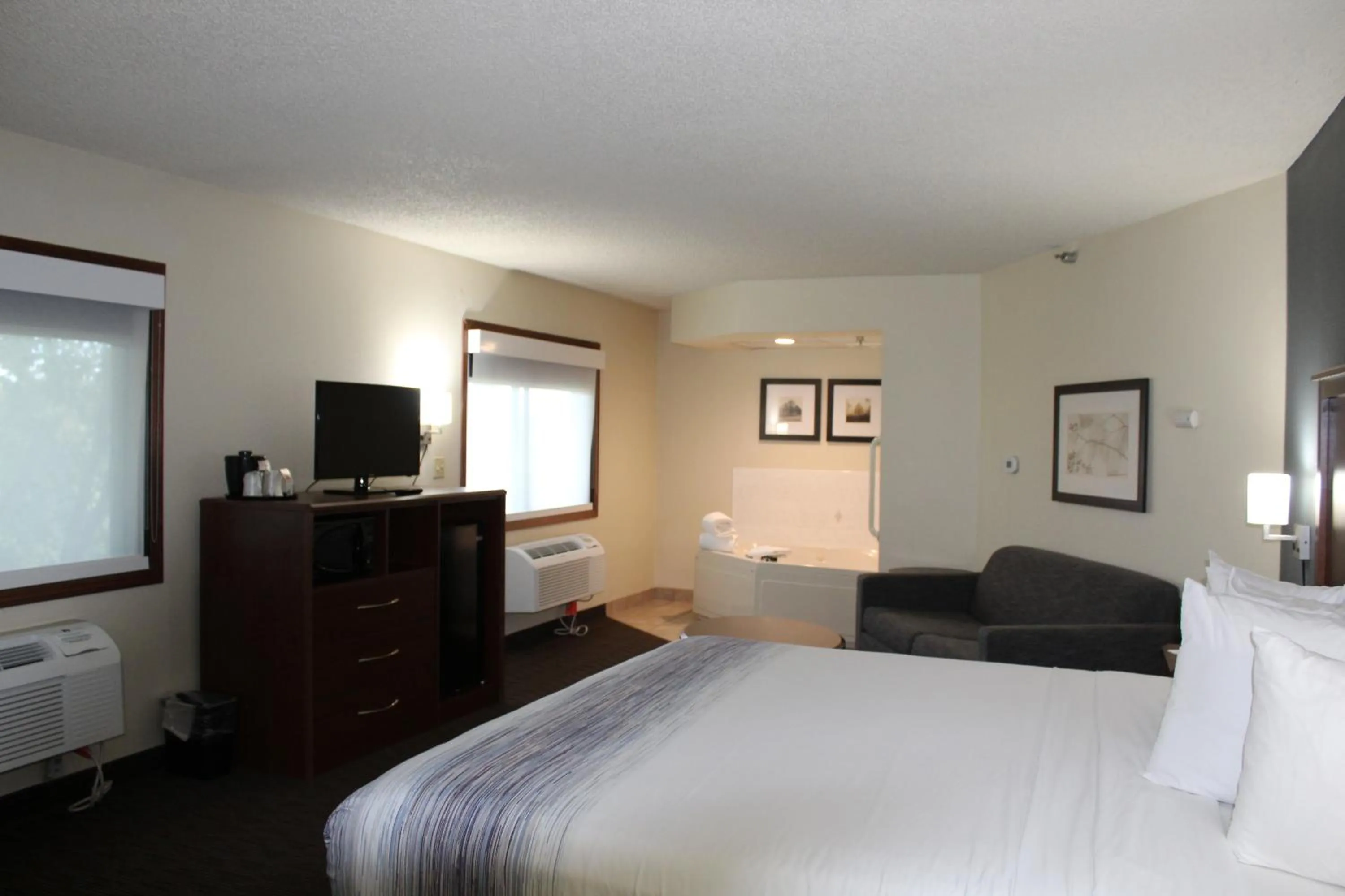 Bedroom, Bed in AmericInn by Wyndham Windsor Ft. Collins