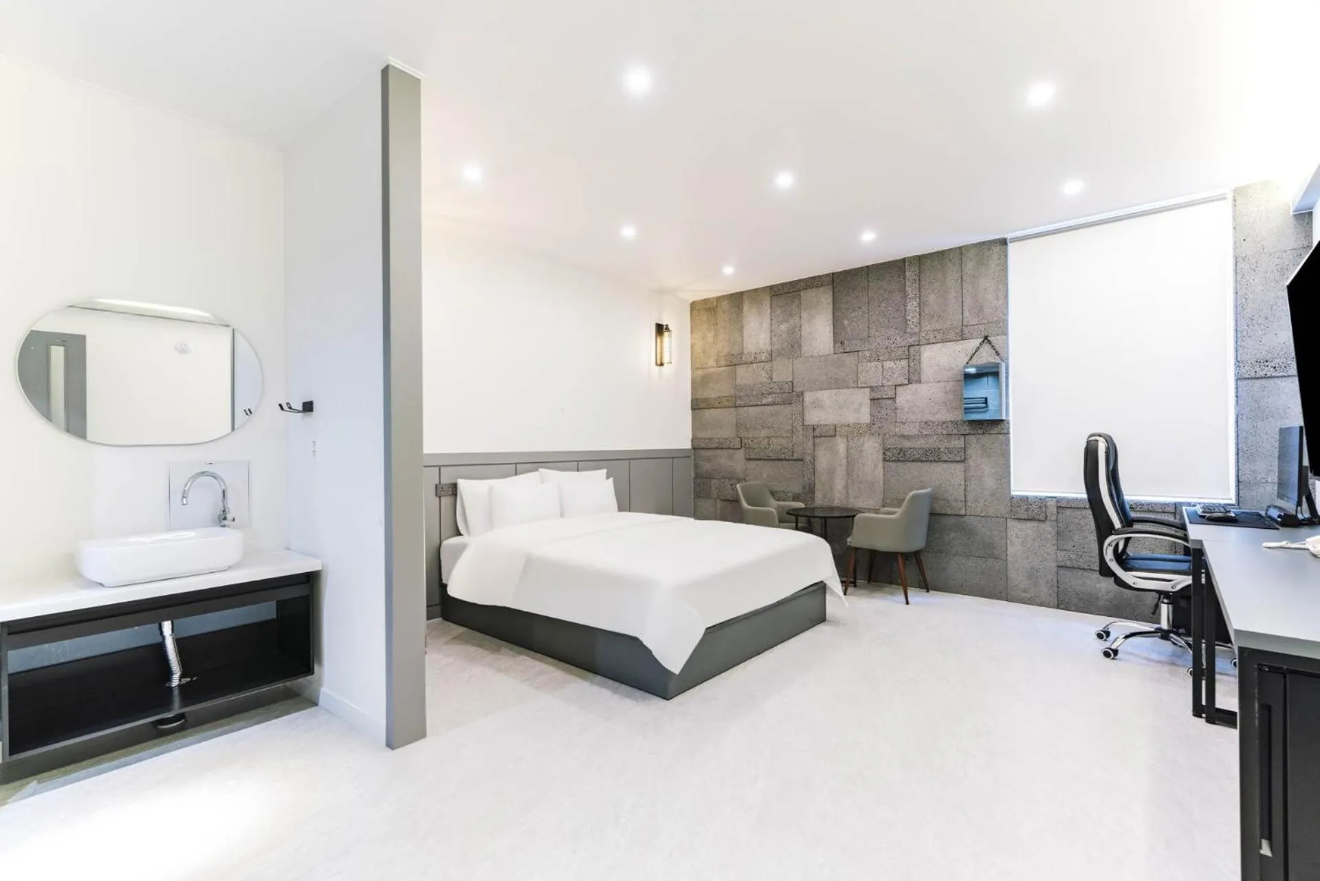 Photo of the whole room in Pyeongtaek Godeok Rich Stay Hotel