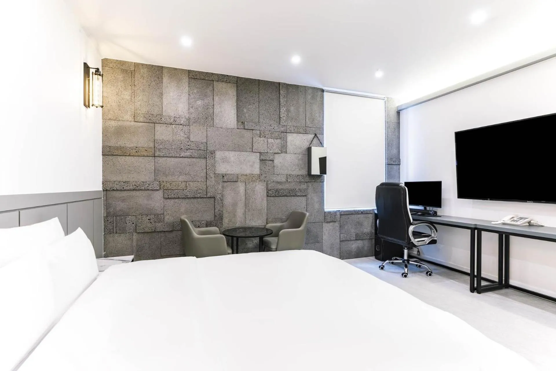 Photo of the whole room, TV/Entertainment Center in Pyeongtaek Godeok Rich Stay Hotel