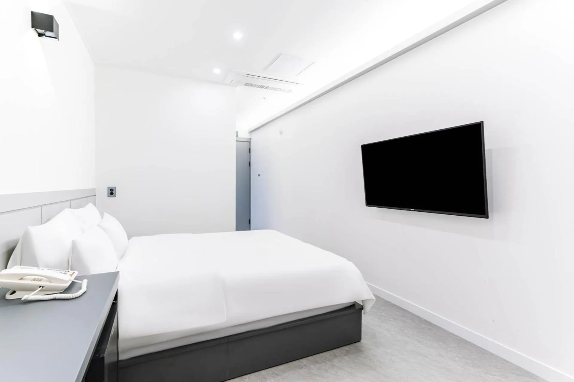 Photo of the whole room, TV/Entertainment Center in Pyeongtaek Godeok Rich Stay Hotel