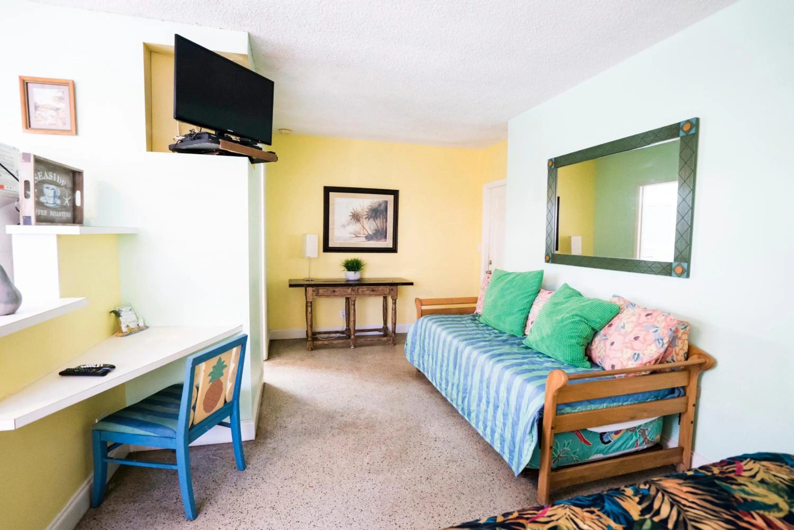 Communal lounge/ TV room, Bed in Ocean Inn