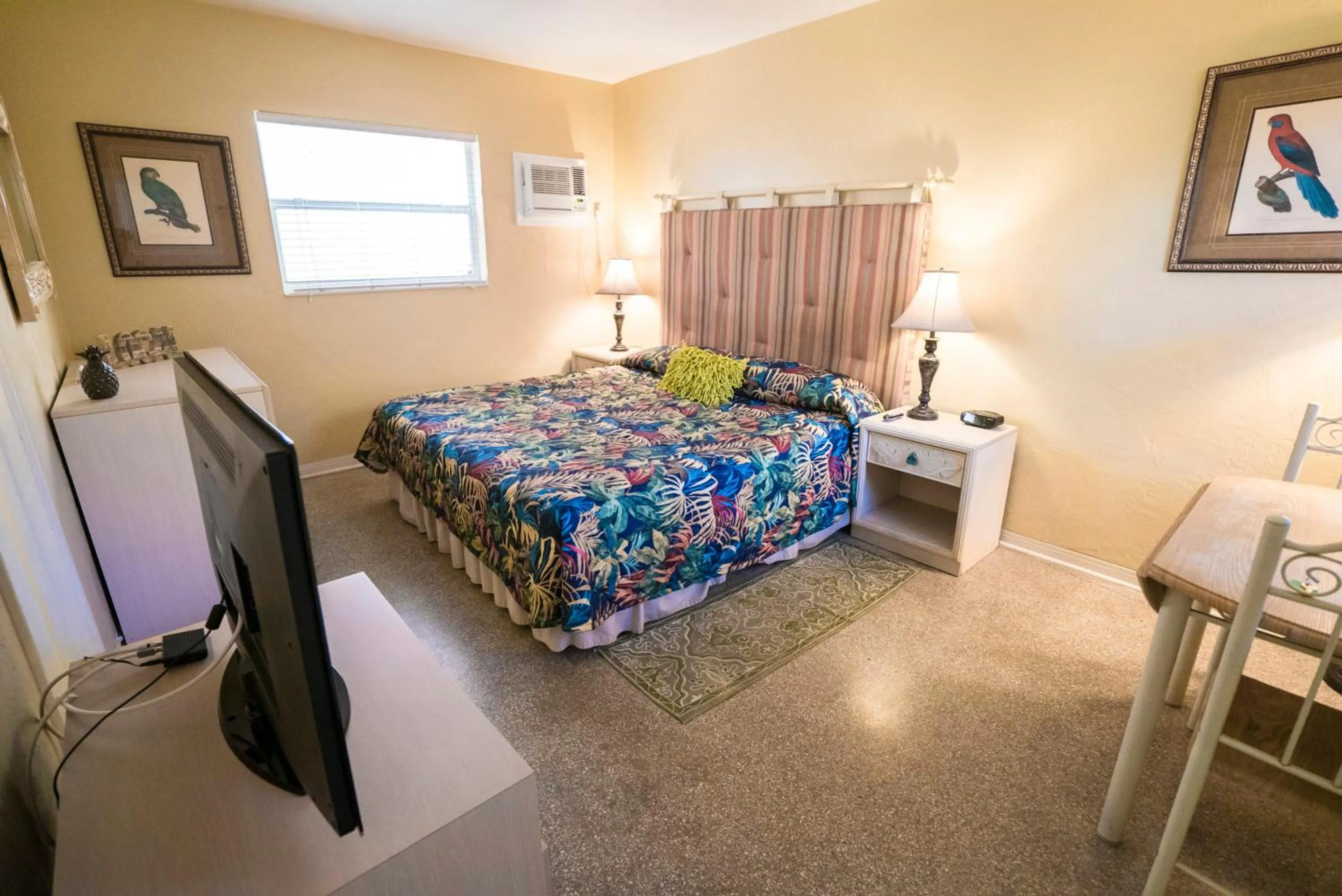 Photo of the whole room, Bed in Ocean Inn