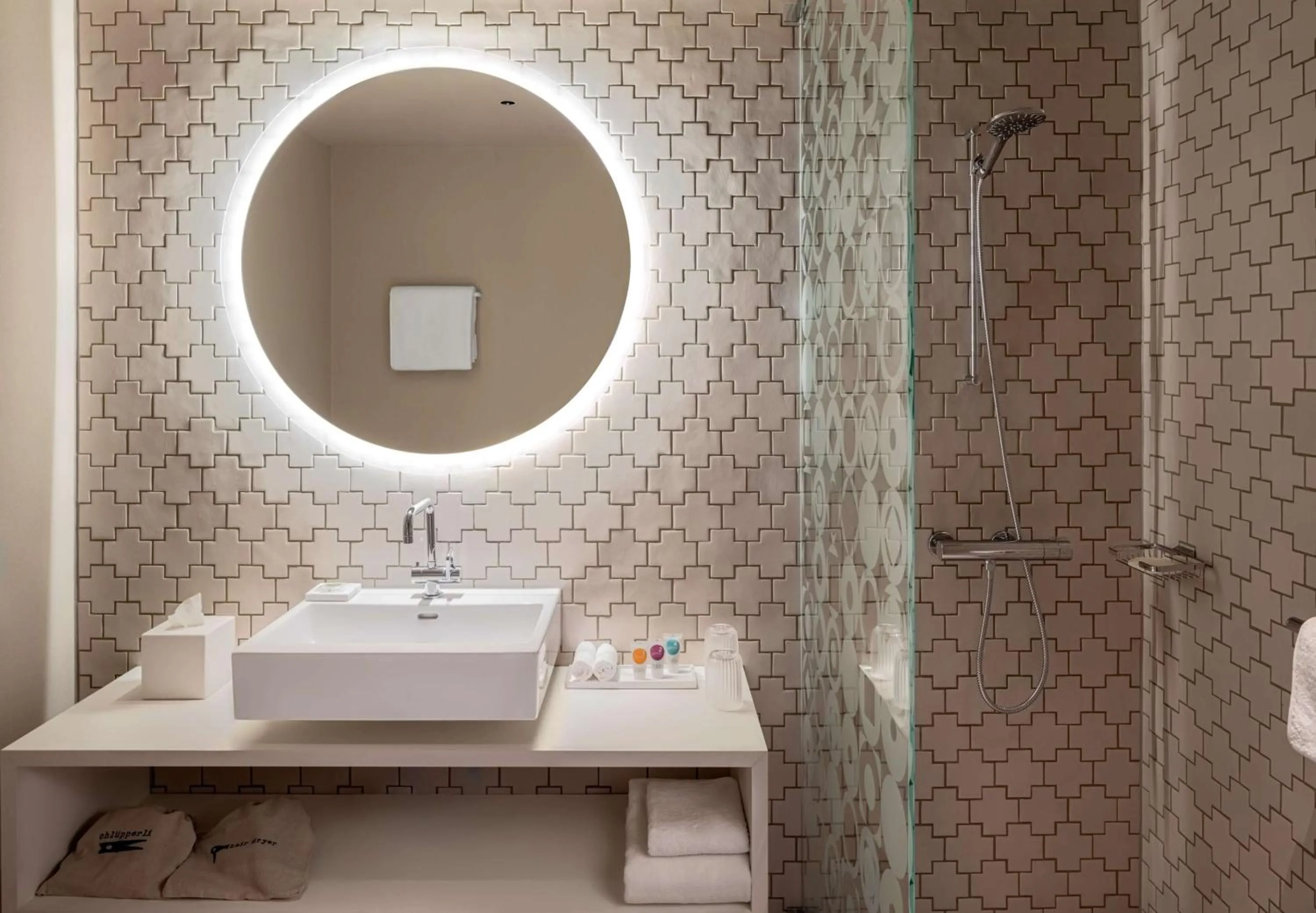 Shower in Hyatt Place Zurich Airport the Circle