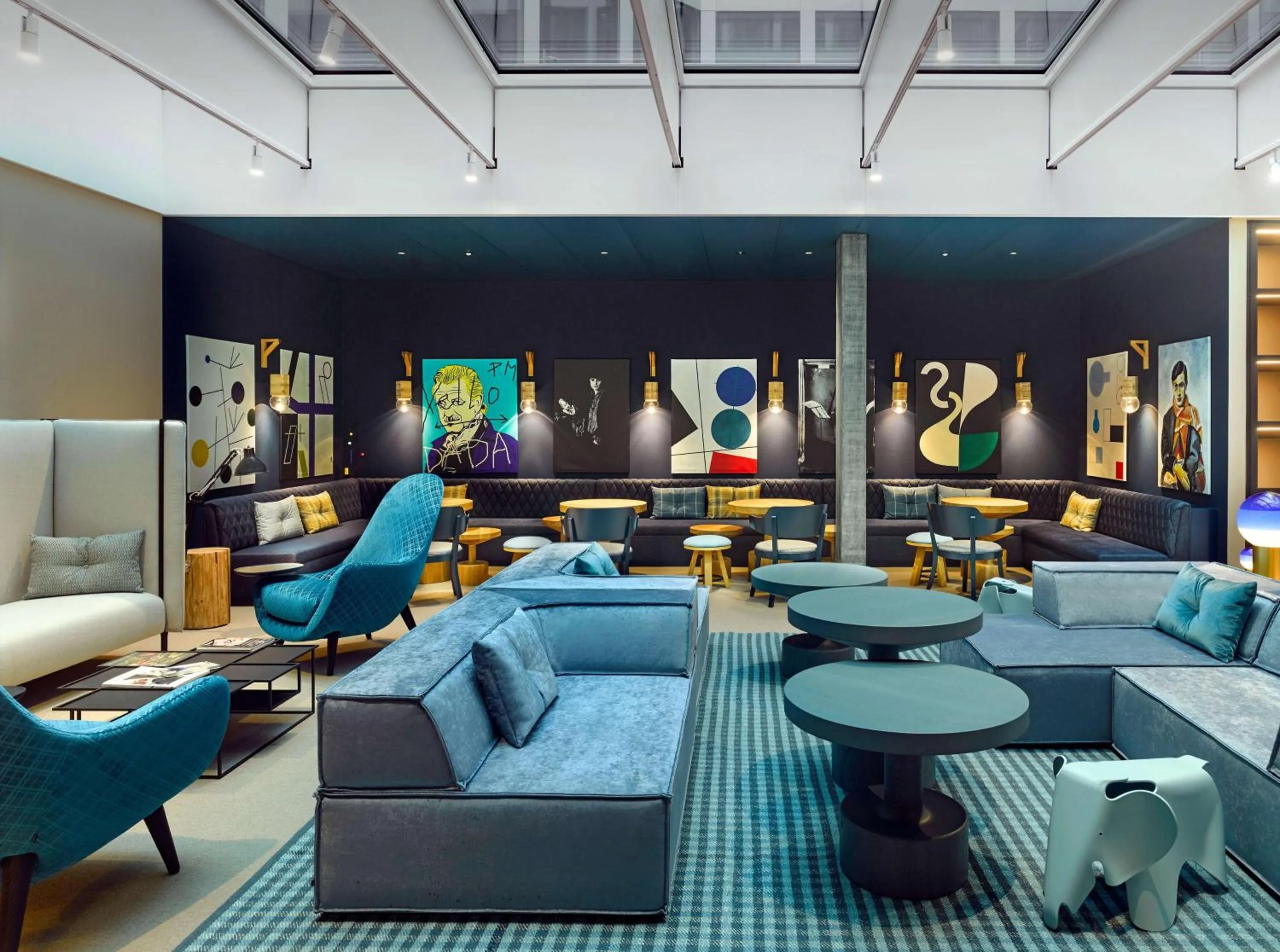 Communal lounge/ TV room in Hyatt Place Zurich Airport the Circle