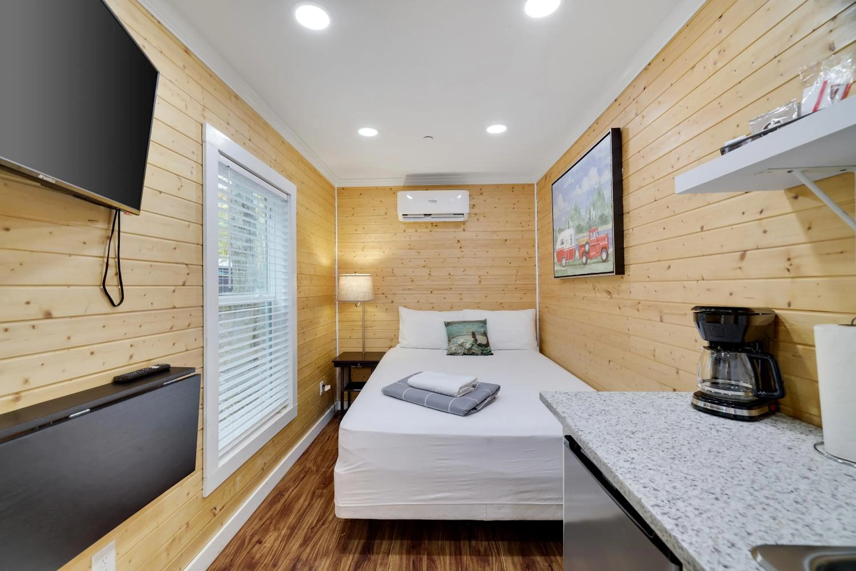 Photo of the whole room, Bed in Camptel Poconos