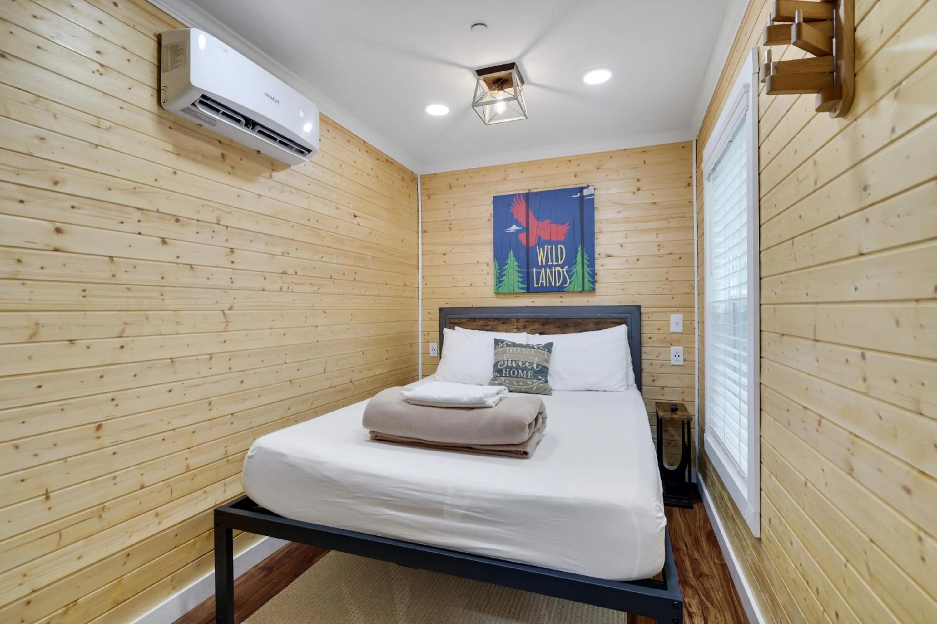 Photo of the whole room, Bed in Camptel Poconos