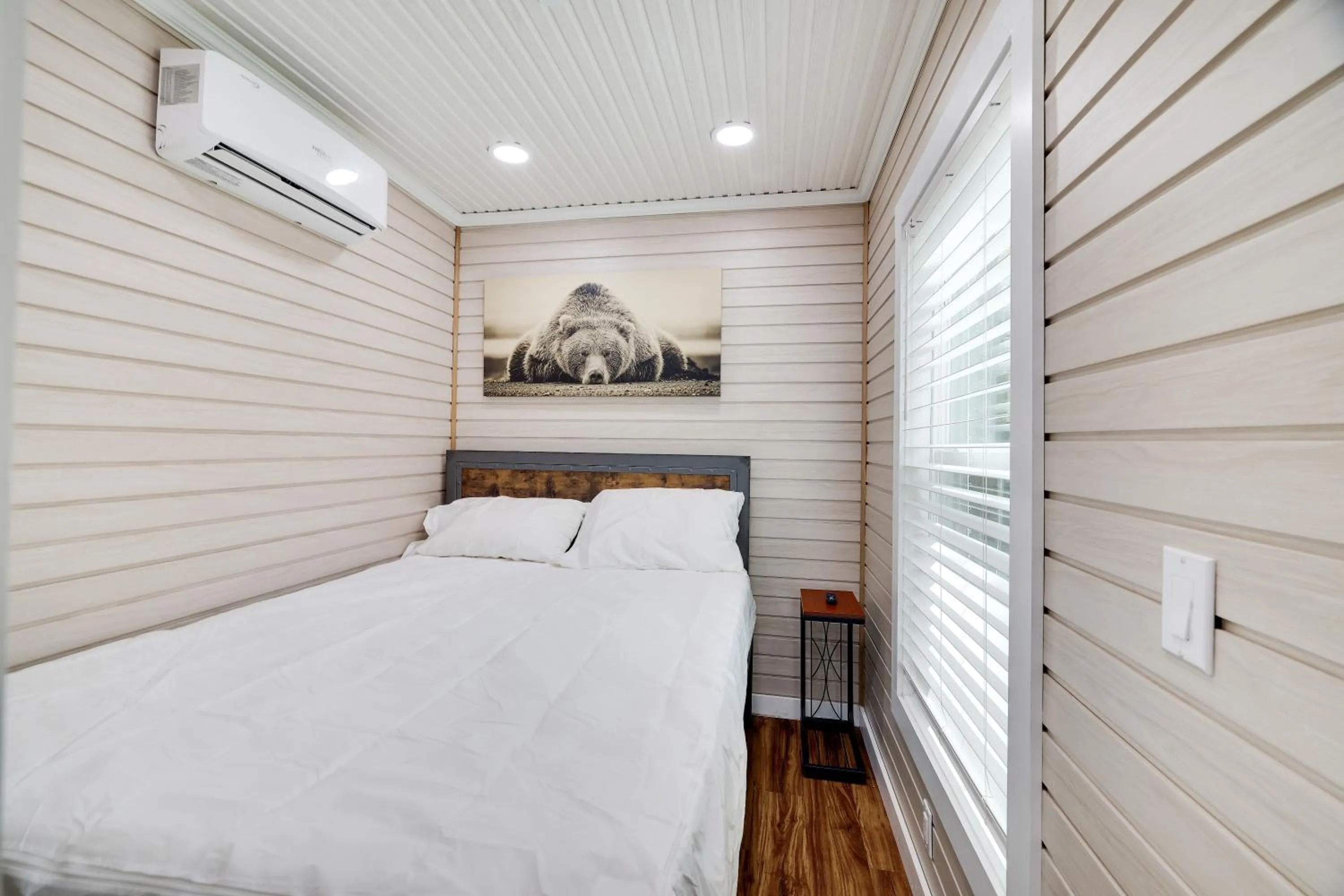 Photo of the whole room, Bed in Camptel Poconos