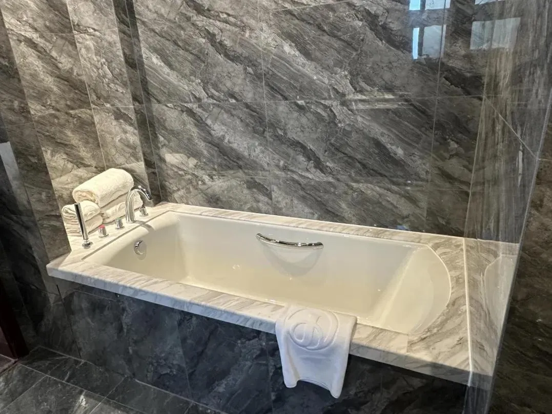 Bathroom in Beijing Jingyi Hotel