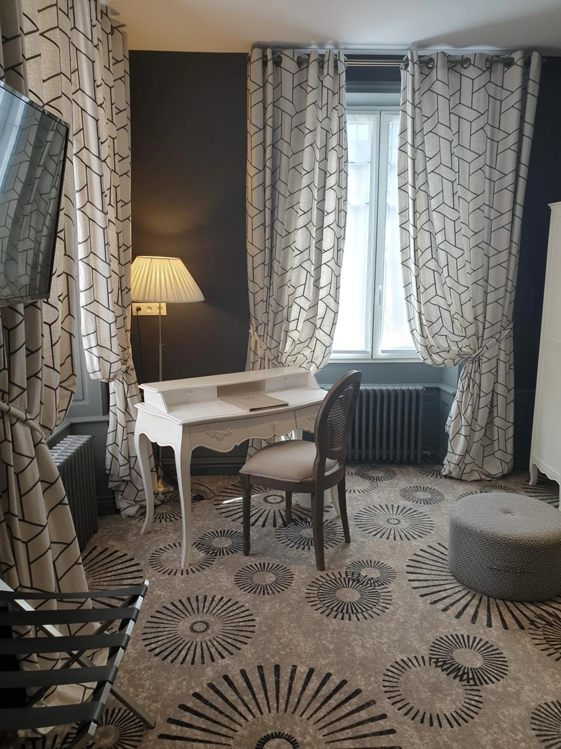 Bed in Hotel Le Lion D'Or et Restaurant La Table Du Lion