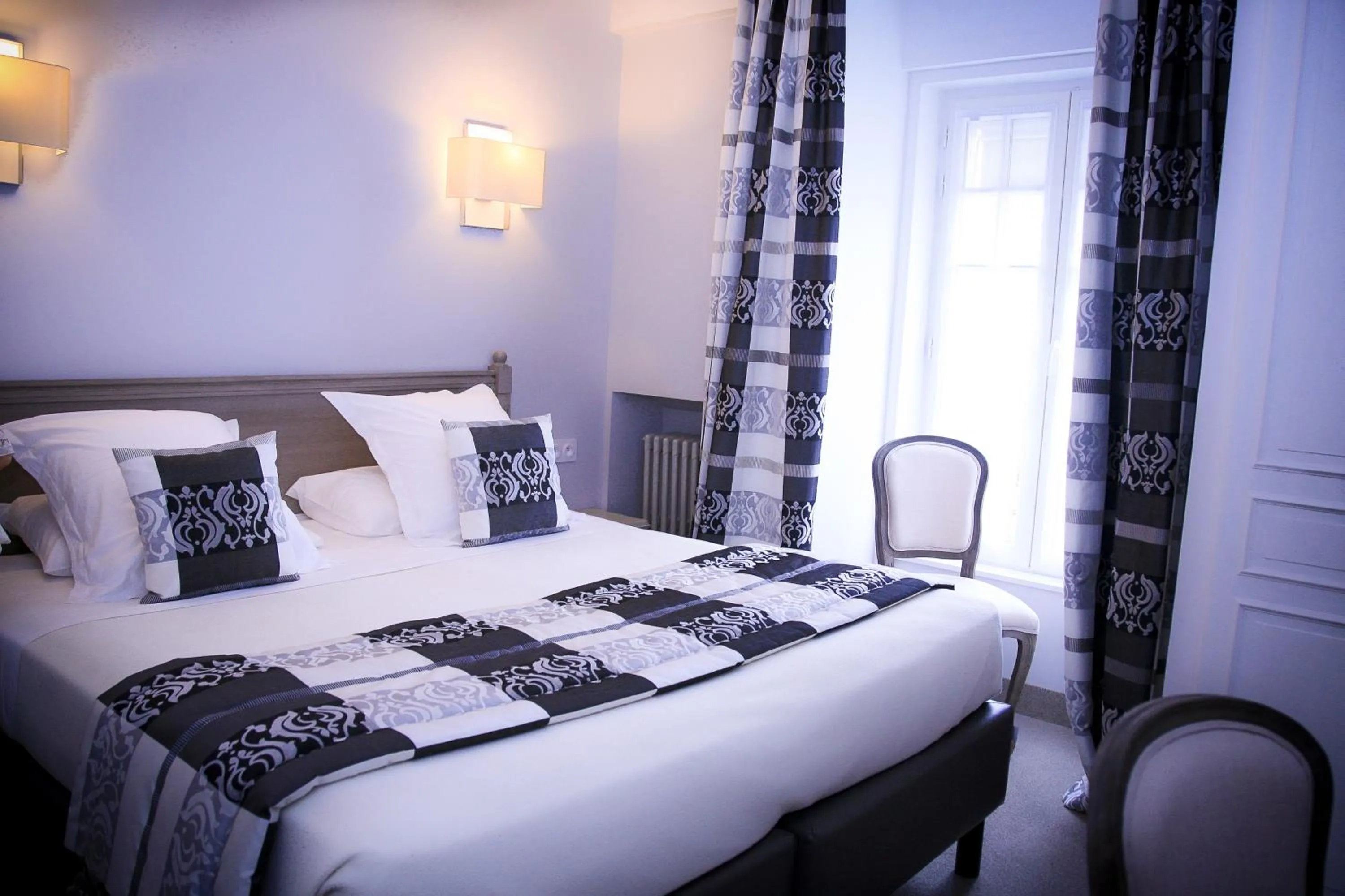 Day, Bed in Hotel Le Lion D'Or et Restaurant La Table Du Lion