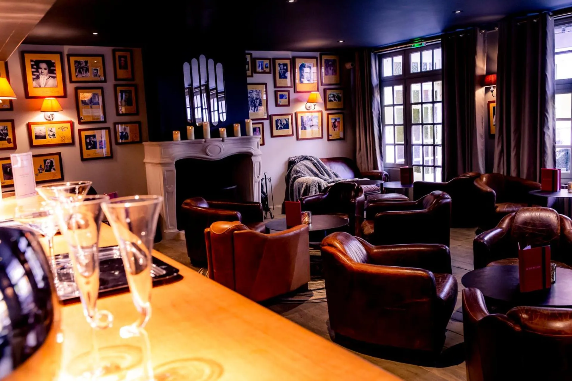 Lounge or bar in Hotel Le Lion D'Or et Restaurant La Table Du Lion