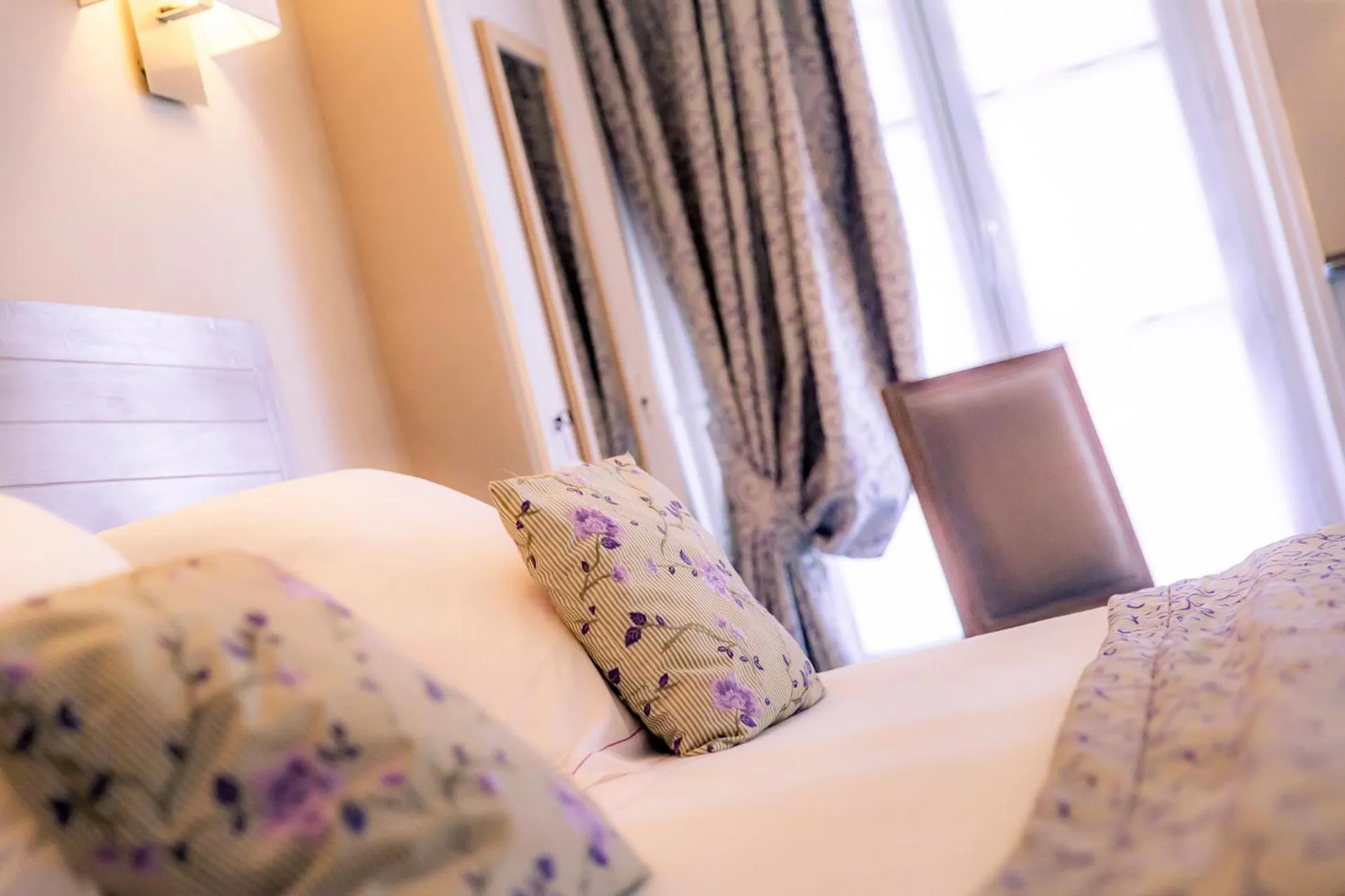 Bedroom, Bed in Hotel Le Lion D'Or et Restaurant La Table Du Lion