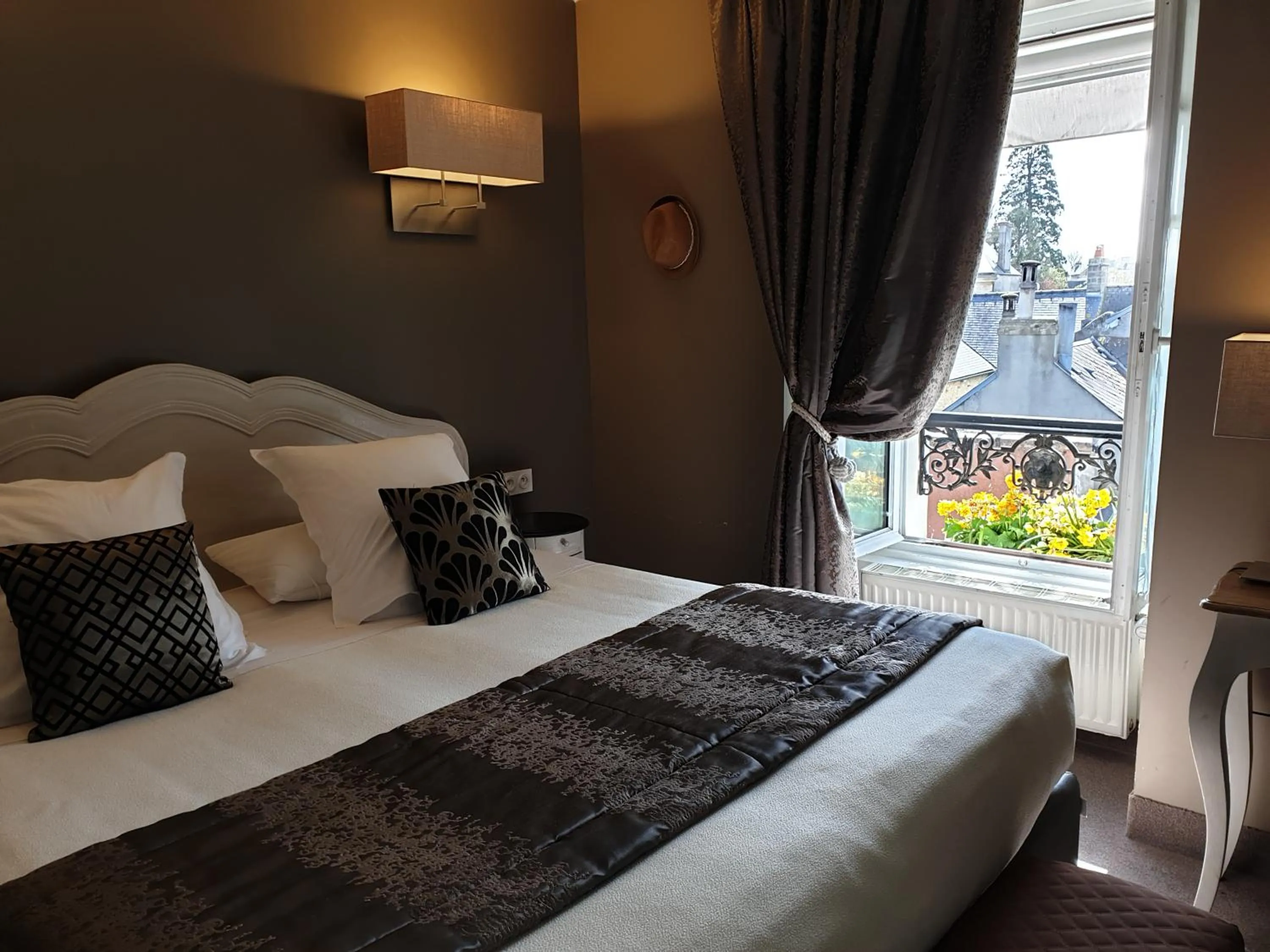 Bed in Hotel Le Lion D'Or et Restaurant La Table Du Lion