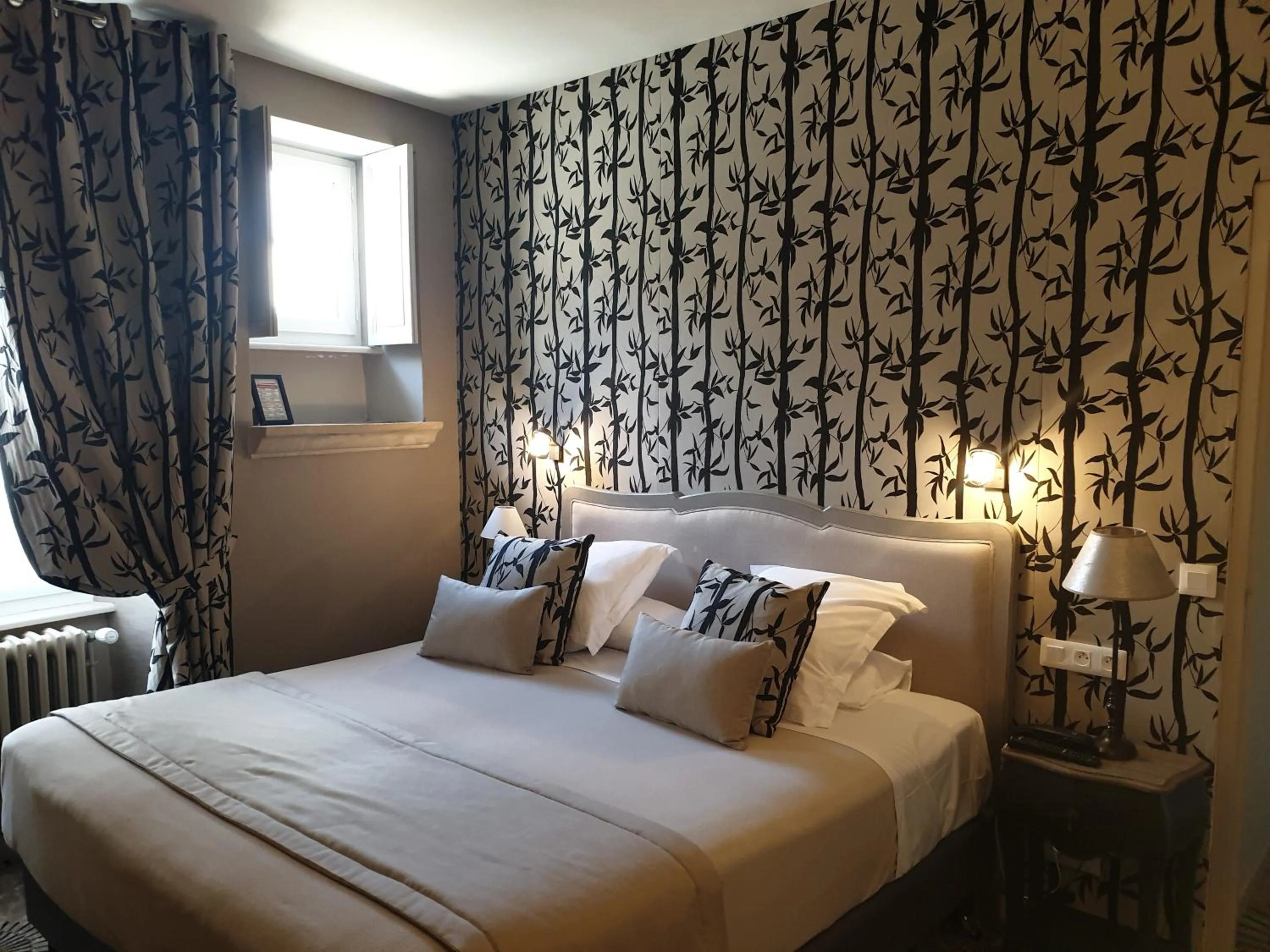 Bed in Hotel Le Lion D'Or et Restaurant La Table Du Lion